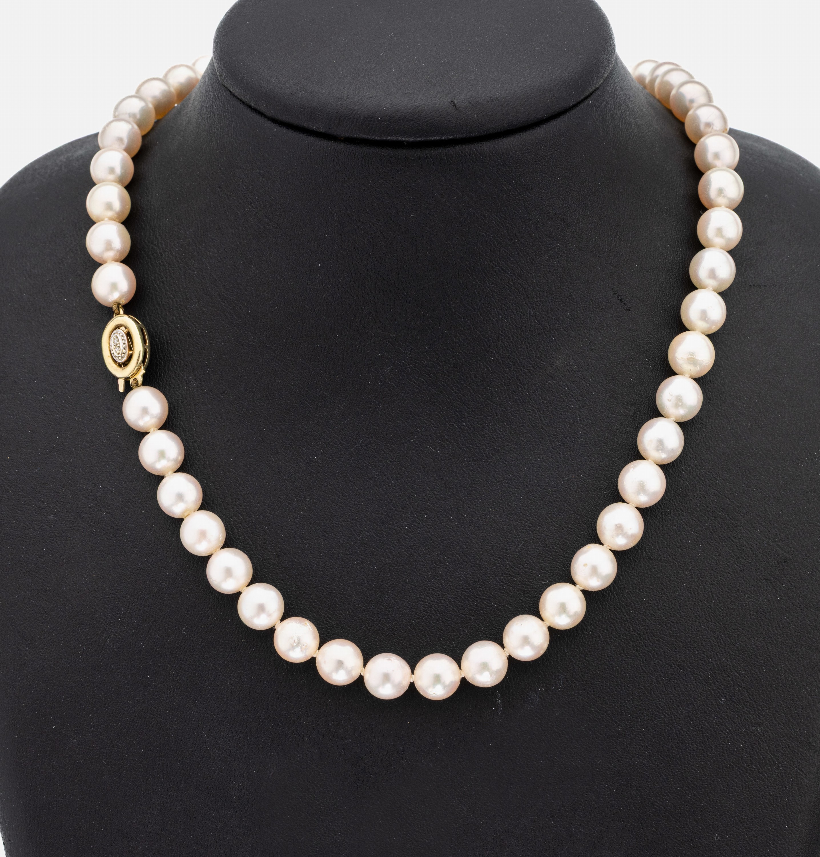 Collier aus Akoyazuchtperlen, Schließe GG/WG 585/000, 4 8/8-Diamanten zus. ca. 0.03 ct, Perld. ca. 8.2 mm, schöner Lüster, L. ca. 45 cm, einzeln ...