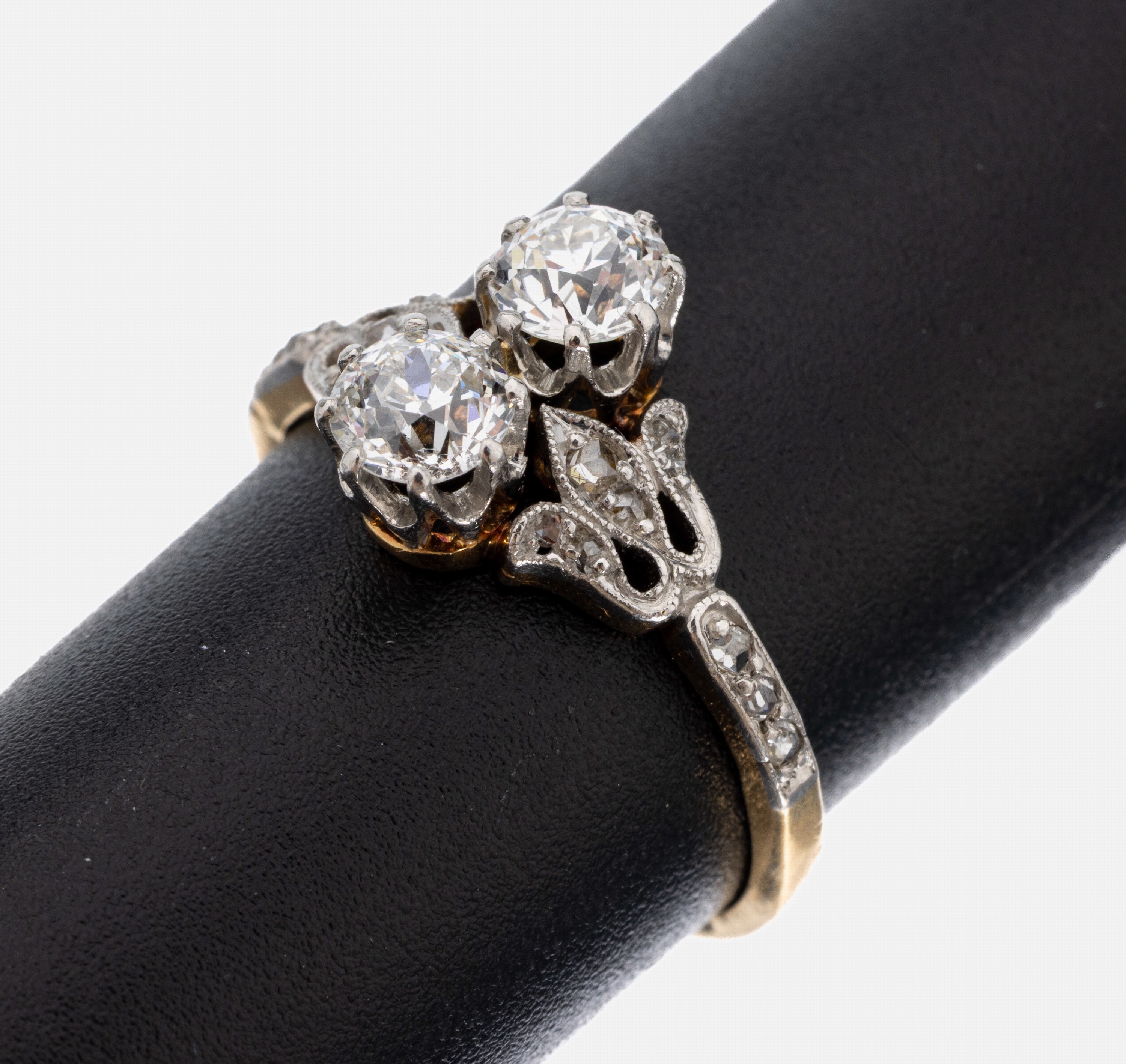 18 kt Gold Jugendstil Diamant-Ring, um 1900, GG 750/000 und Platin, 2 Altschliffdiamanten zus. ca. 0.80 ct Weiß/si, florale Ringschultern mit ...