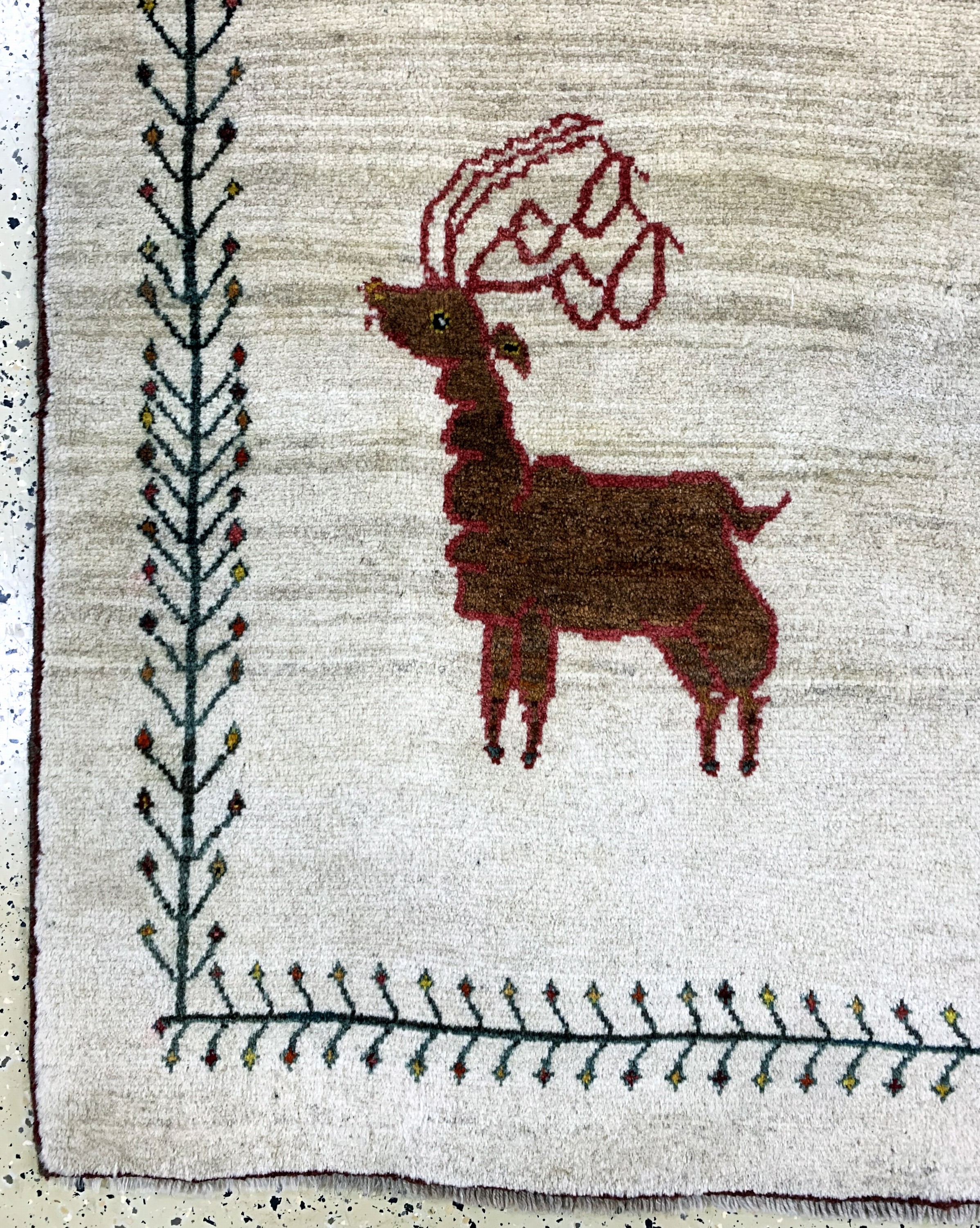 Detail b: Gabbeh alt, Persien, Mitte 20.Jhd, Wolle auf Wolle, ca. 267 x 160 cm, leicht verfärbt, EHZ: 2