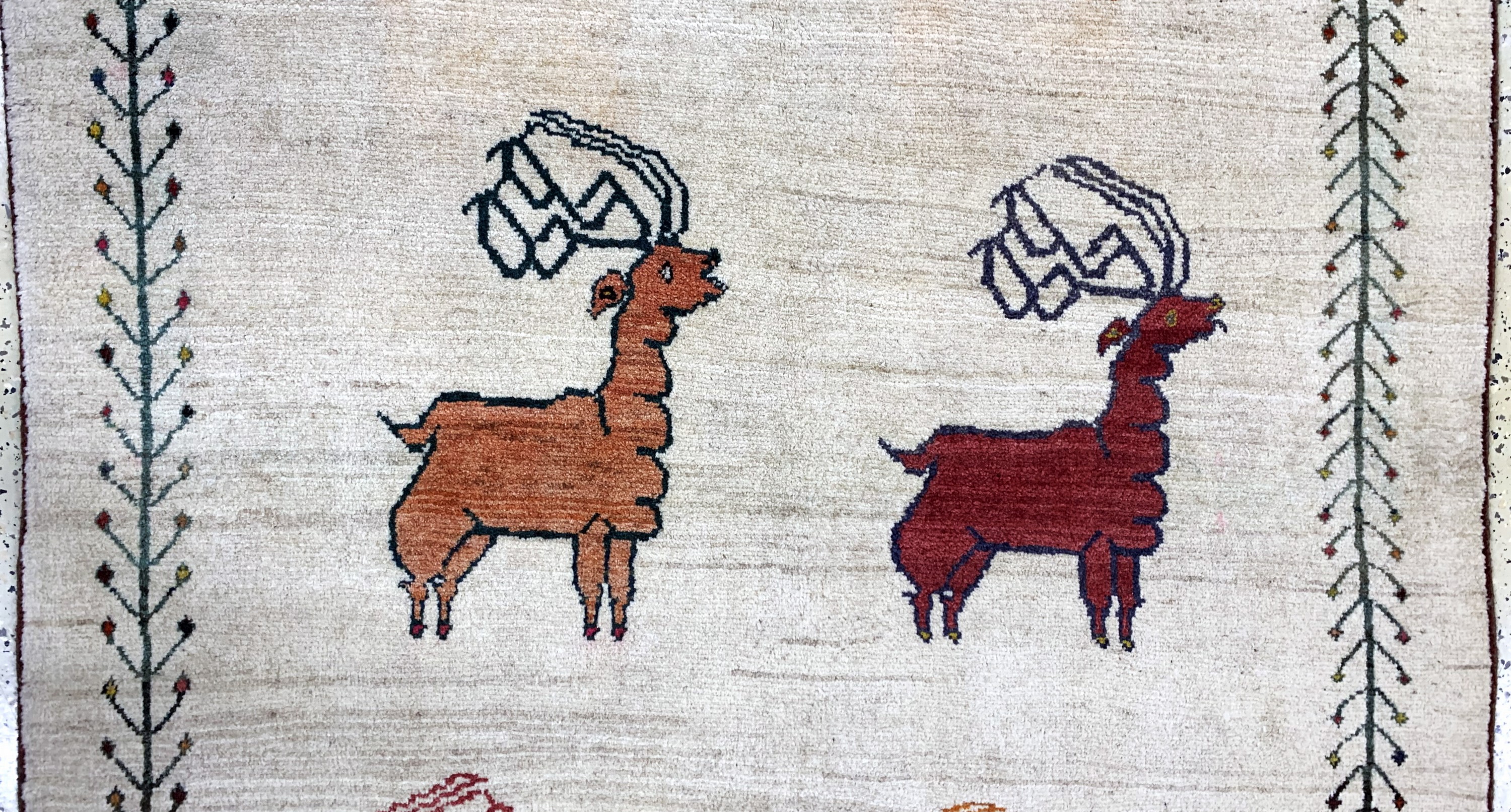 Detail c: Gabbeh alt, Persien, Mitte 20.Jhd, Wolle auf Wolle, ca. 267 x 160 cm, leicht verfärbt, EHZ: 2