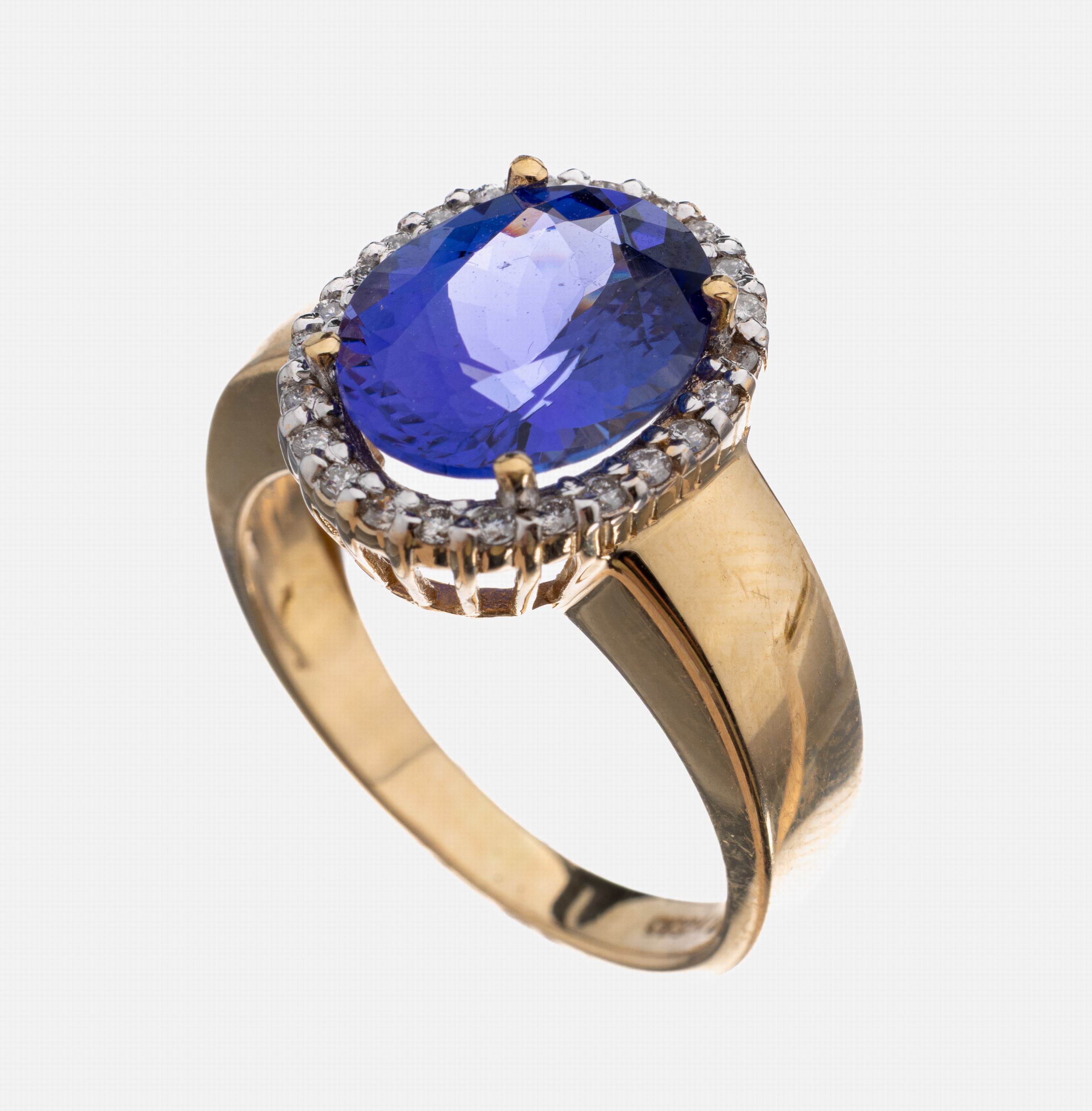 14 kt Gold Tansanit-Brillant-Ring, GG/WG 585/000, ovalfacett. Tansanit ca. 5.0 ct, umgeben von Brillanten zus. ca. 0.30 ct Weiß/si, RW 60, ca. 6.5 g