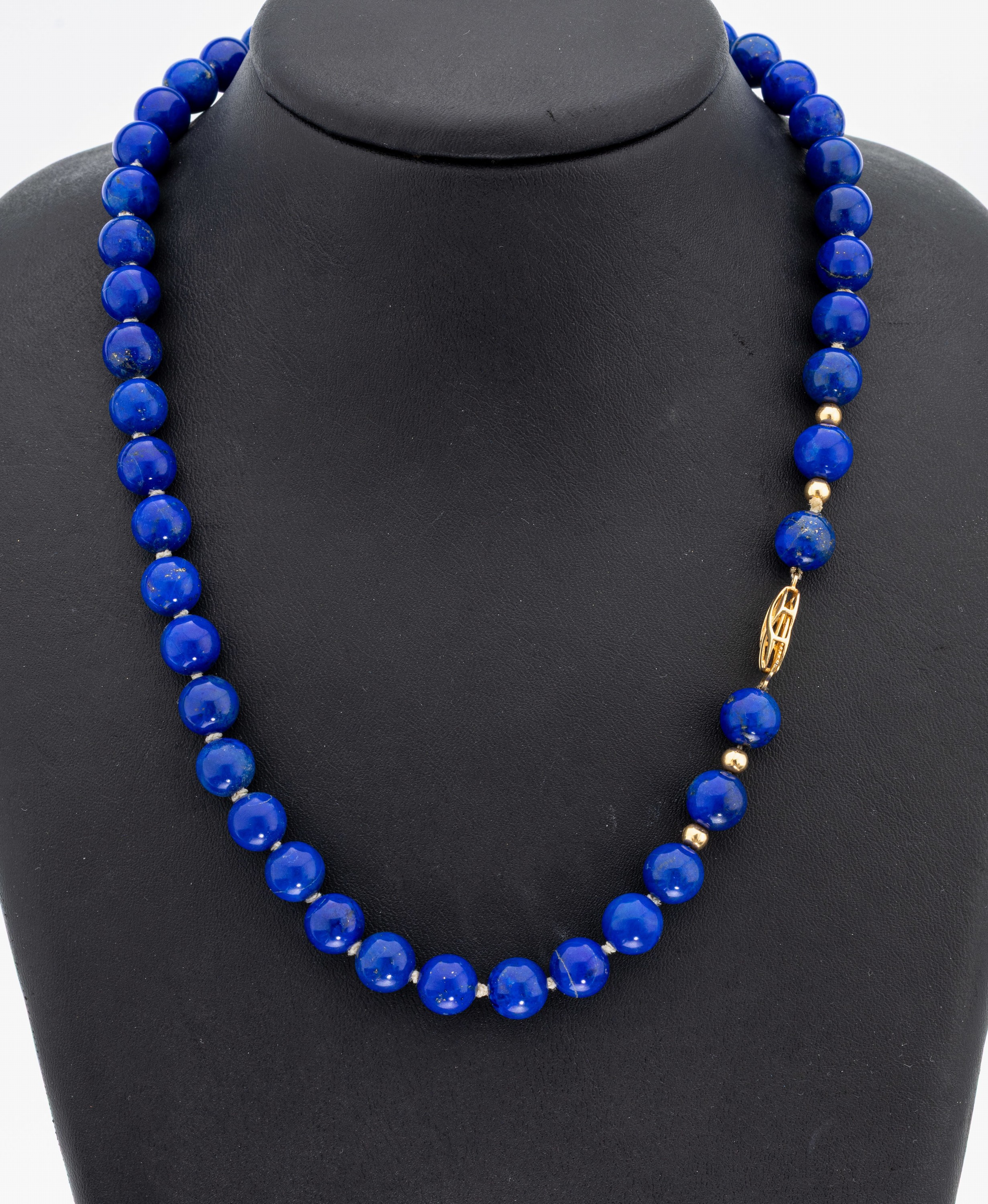 Collier aus Lapislazuli, Schließe und Zwischenkugeln GG 750/000, Lapislazuli- kugeln von intensiver Farbe D ca. 9.2 mm, L. ca. 46 cm