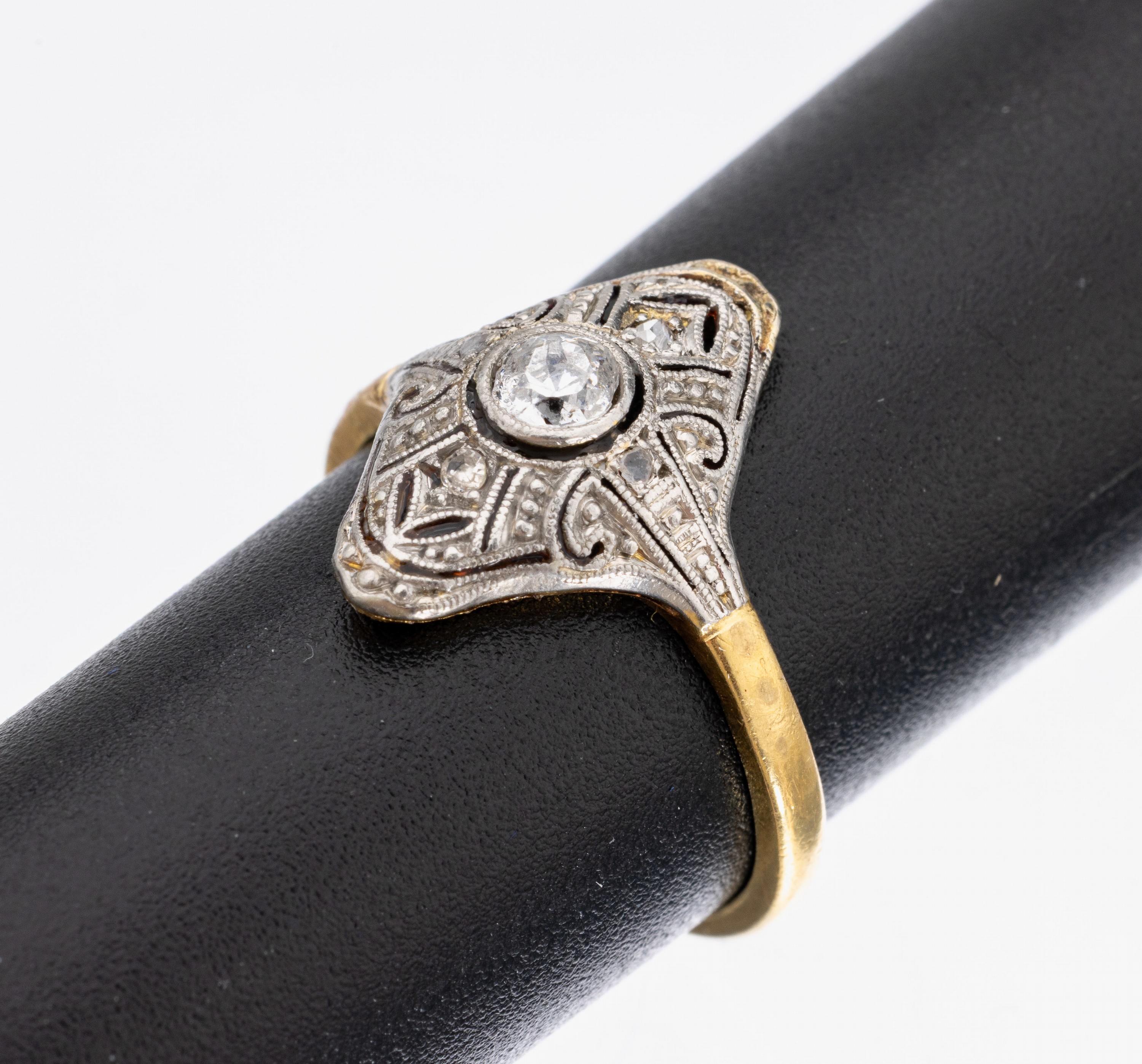 18 kt Gold Art-Deco Diamant-Ring, GG 750/000 und Platin, Altschliffdiamant ca. 0.20 ct Weiß/si-p1, RW 50, ca. 2.4 g