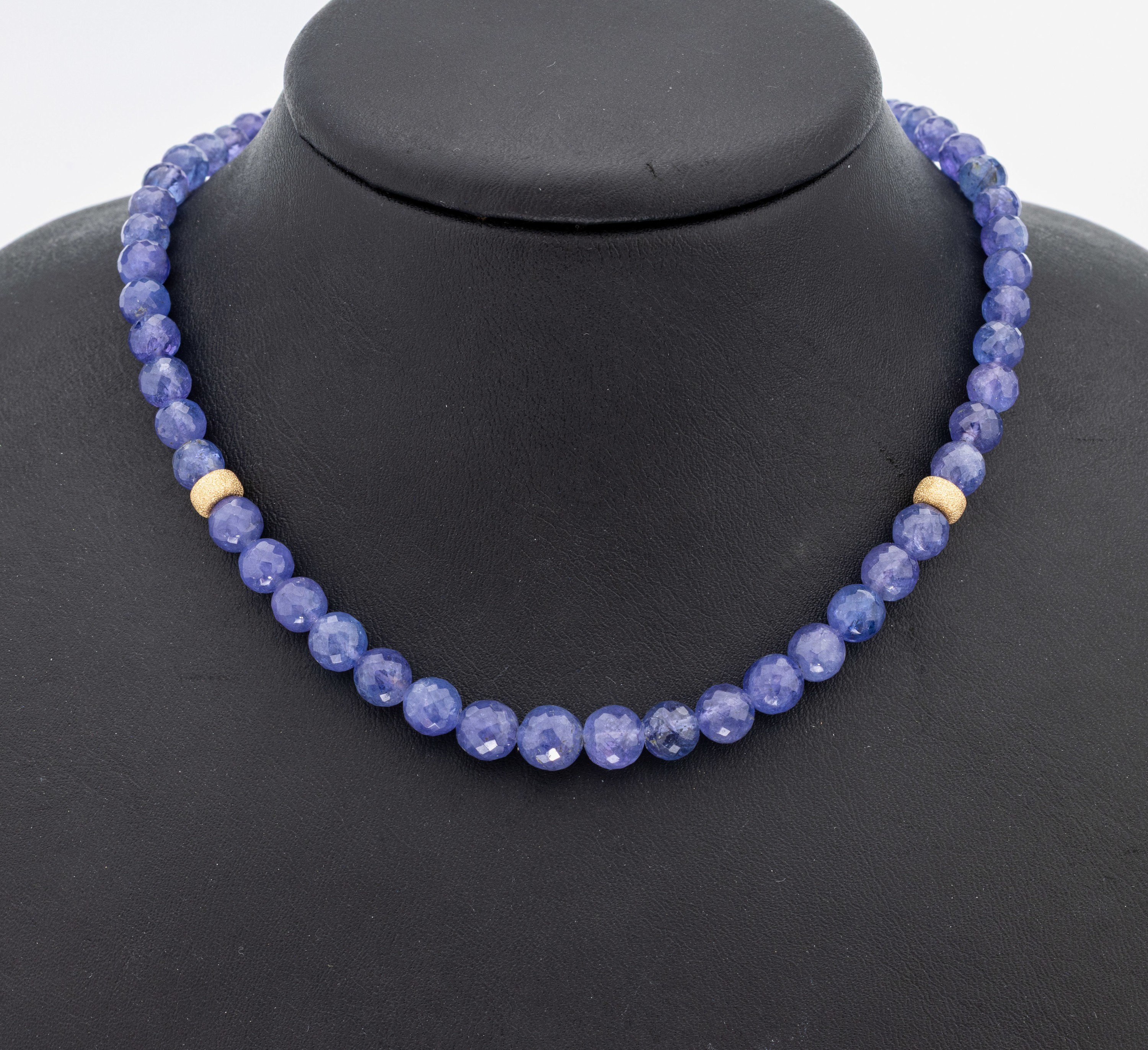 Collier aus Tansaniten, Karabinerschließe und Zwischenrondelle GG 585/000, rundfacett. Tansanite im Verlauf D ca. 3.8 - 7.2 mm, L. ca. 44 cm