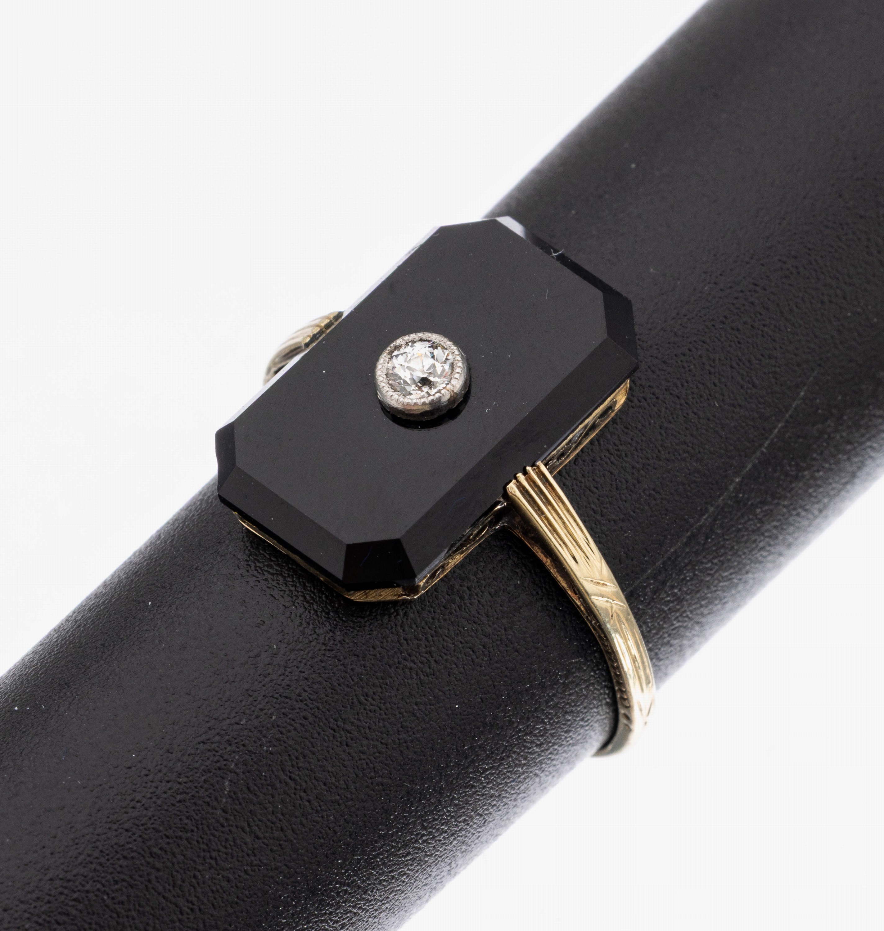14 kt Gold Art-Deco Onyx-Diamant-Ring, um 1920, GG 585/000, polierte Onyxplatte, darin eingelassener Altschliff-Diamant ca. 0.10 ct Weiß/si, RW 52, ...
