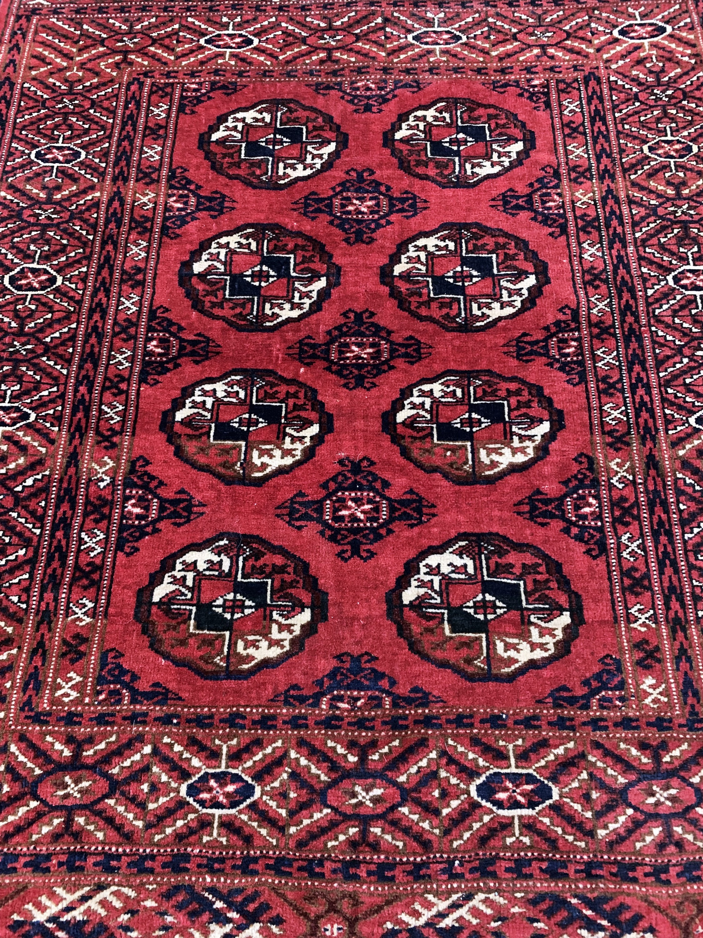 Detail b: Ersari & Buchara, Turkmenistan, Anfang 20.Jhd, Wolle auf Wolle, ca. 105 x 93 cm, EHZ:2-3