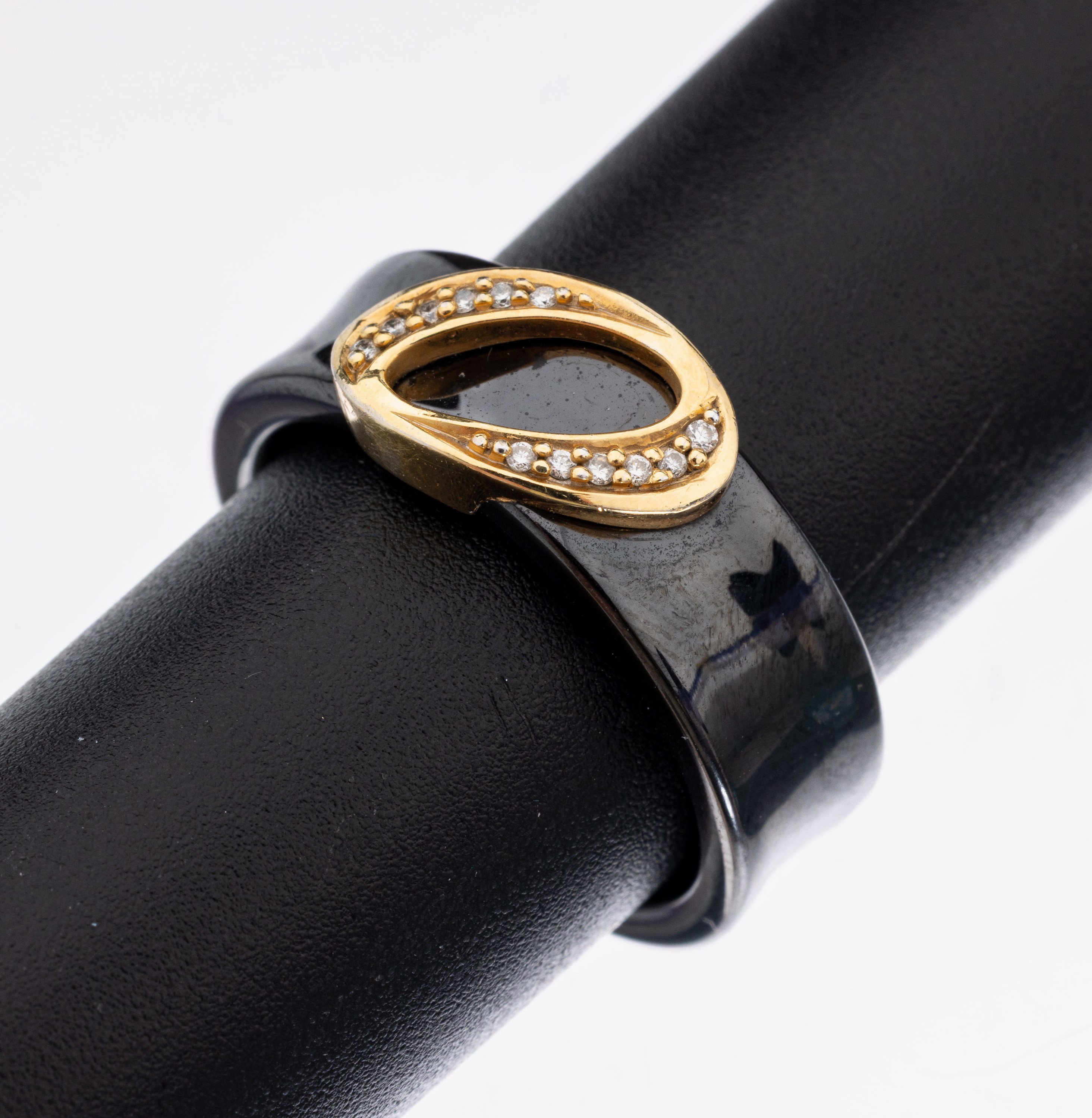 14 kt Gold Keramik-Brillant-Ring, GG 585/000, sign. CEM, 12 Brillanten zus. ca. 0.10 ct feines Weiß-Weiß/lr-vs, RW 56