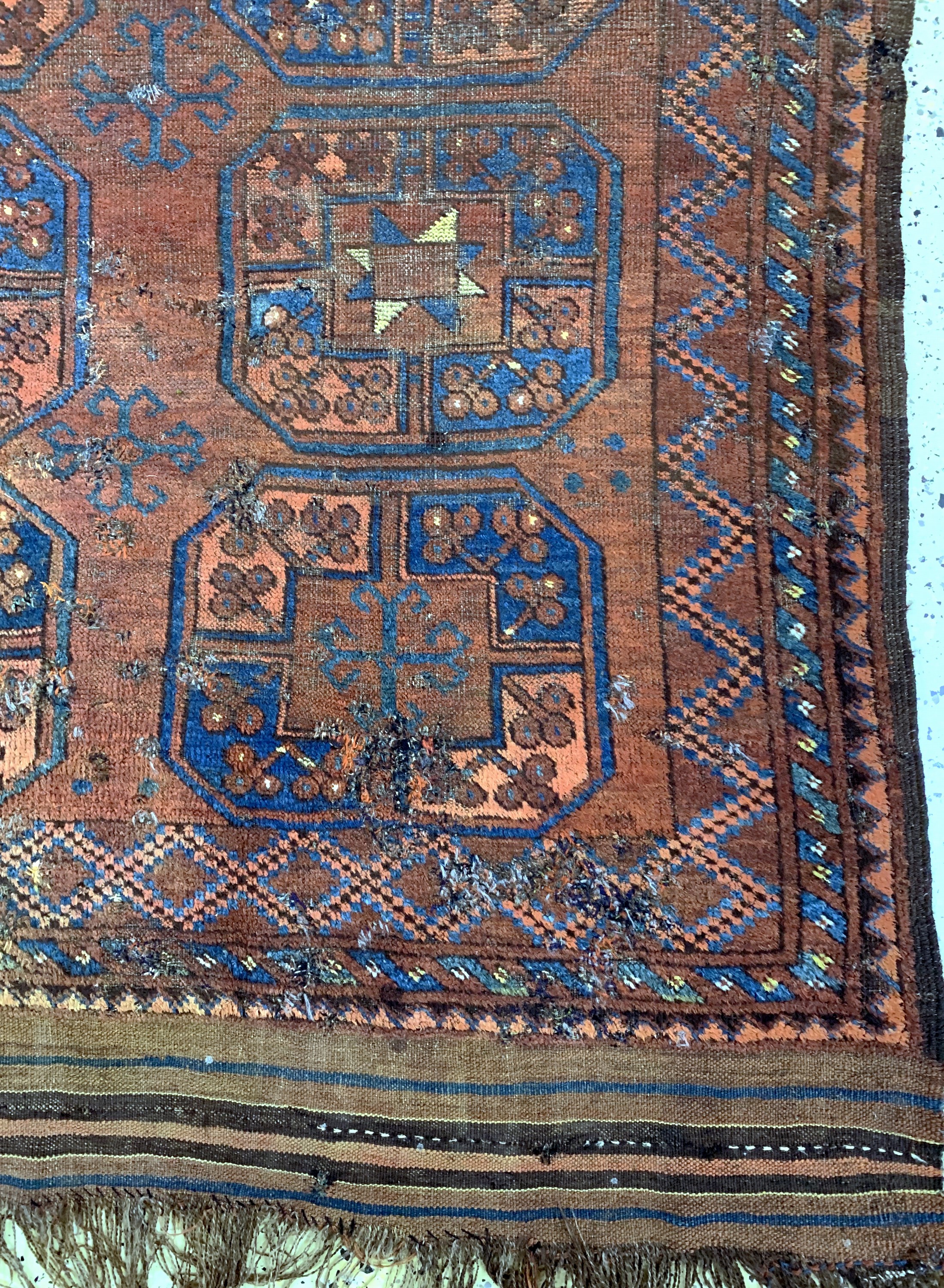 Detail a: Ersari"Hauptteppich"antik, Turkmenistan, 19.Jhd, Wolle auf Wolle, ca. 290 x 195 cm, EHZ: 4, (mehrere geflickte Stellen).