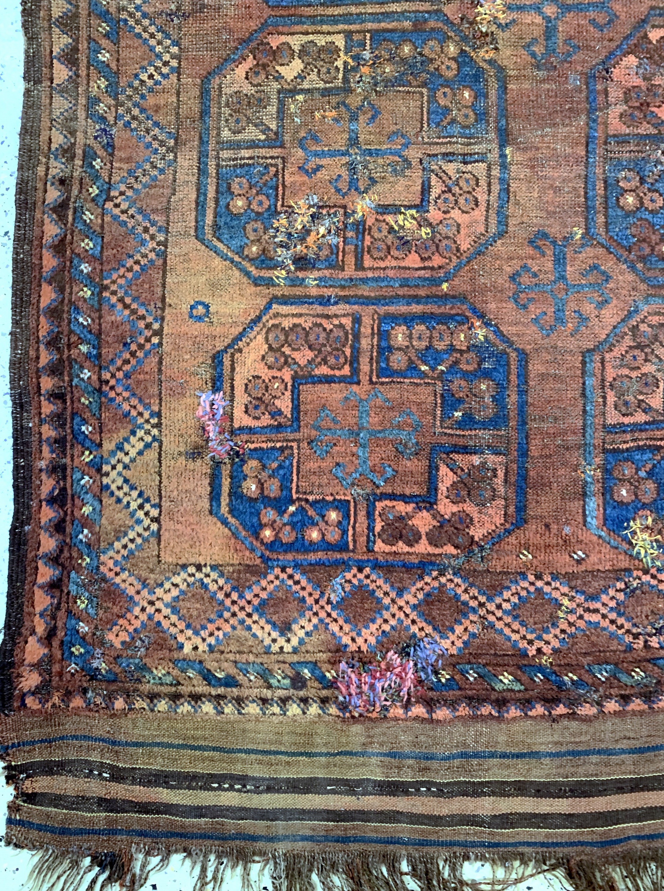 Detail b: Ersari"Hauptteppich"antik, Turkmenistan, 19.Jhd, Wolle auf Wolle, ca. 290 x 195 cm, EHZ: 4, (mehrere geflickte Stellen).