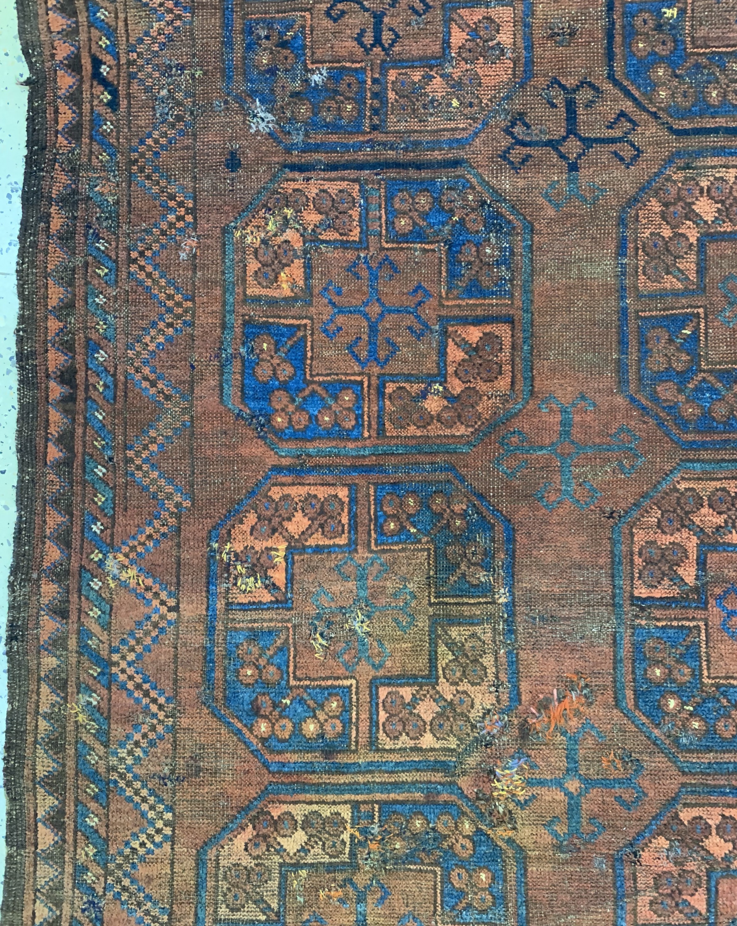 Detail c: Ersari"Hauptteppich"antik, Turkmenistan, 19.Jhd, Wolle auf Wolle, ca. 290 x 195 cm, EHZ: 4, (mehrere geflickte Stellen).