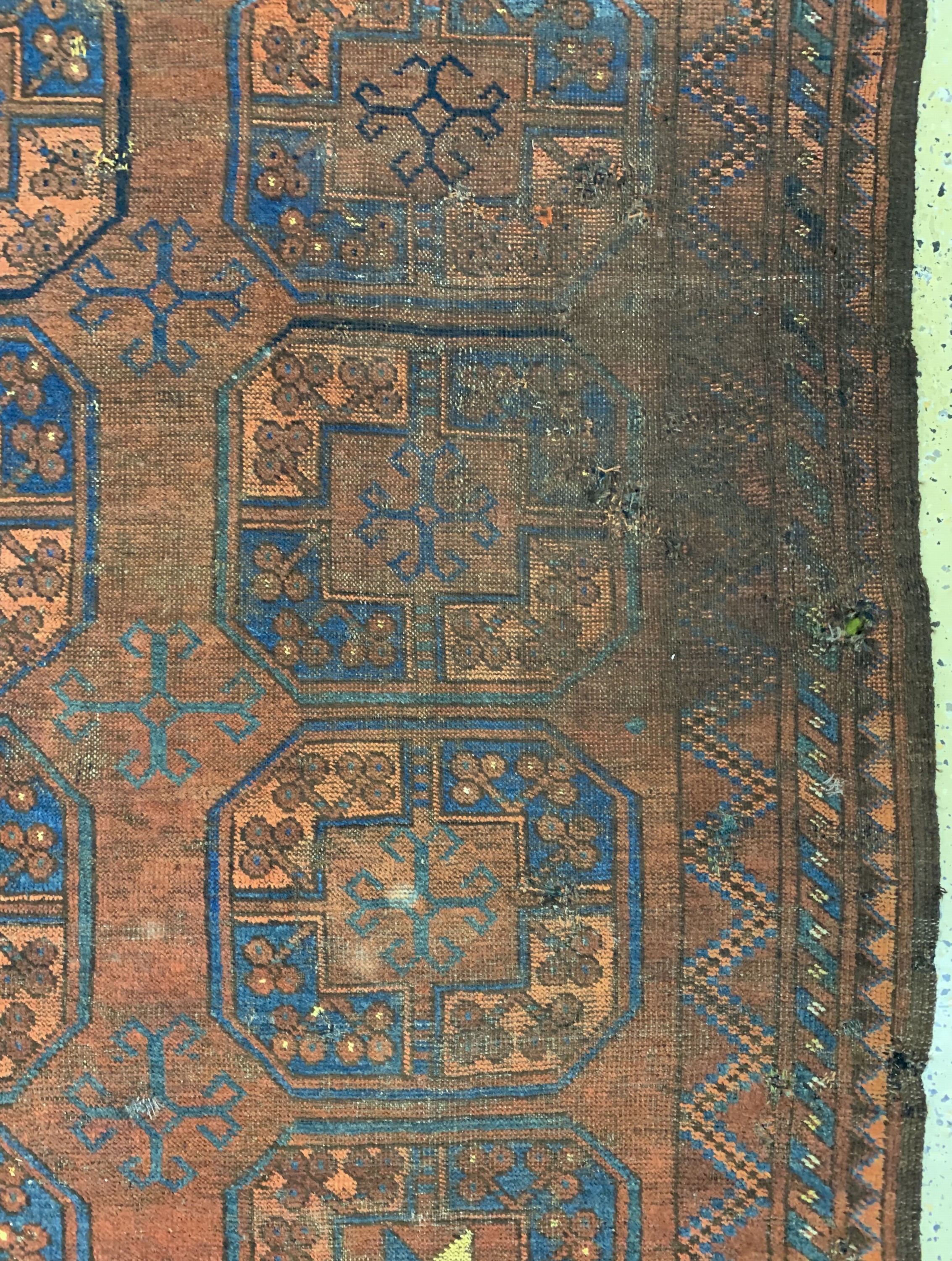 Detail d: Ersari"Hauptteppich"antik, Turkmenistan, 19.Jhd, Wolle auf Wolle, ca. 290 x 195 cm, EHZ: 4, (mehrere geflickte Stellen).