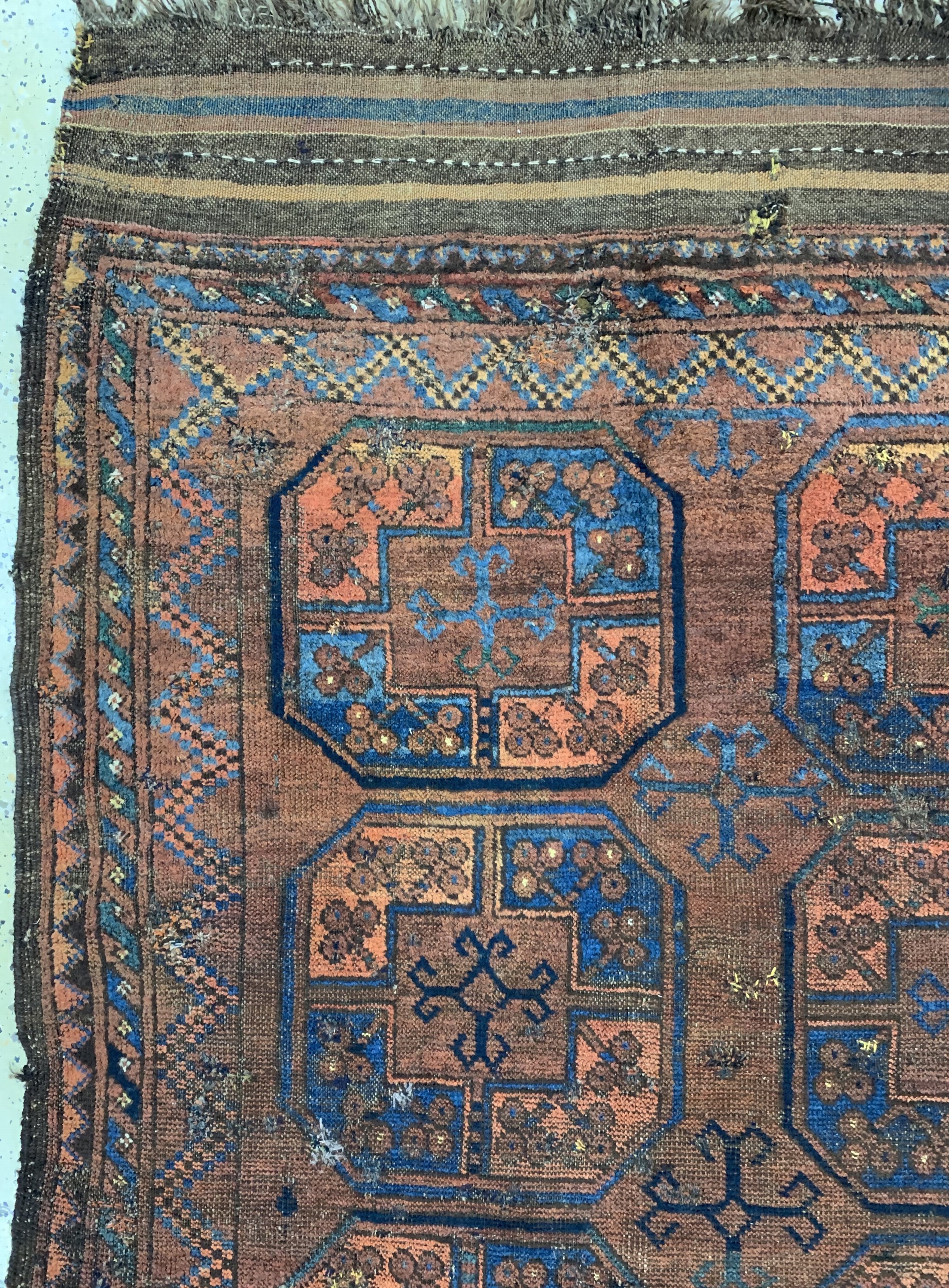 Detail e: Ersari"Hauptteppich"antik, Turkmenistan, 19.Jhd, Wolle auf Wolle, ca. 290 x 195 cm, EHZ: 4, (mehrere geflickte Stellen).
