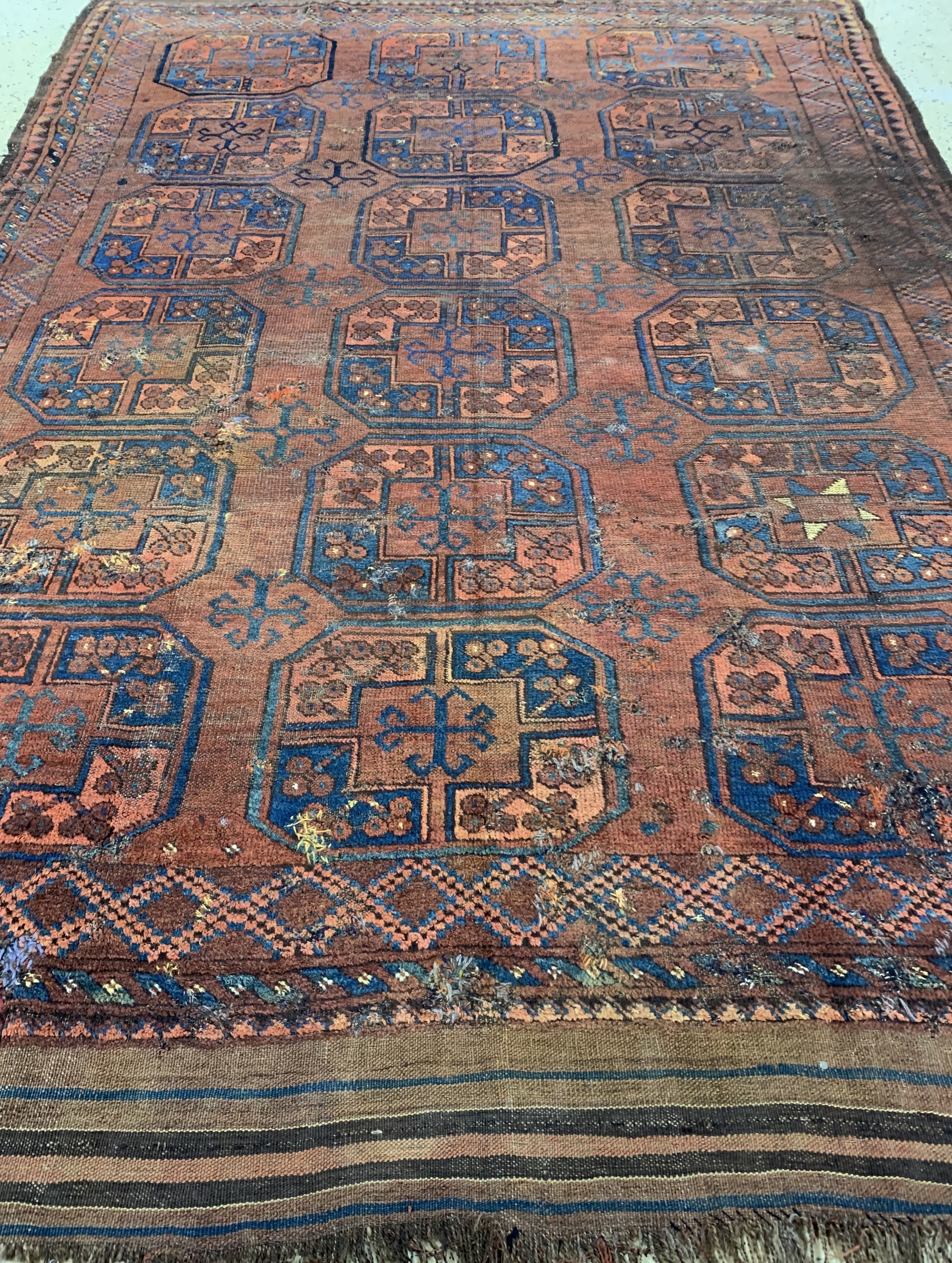 Detail g: Ersari"Hauptteppich"antik, Turkmenistan, 19.Jhd, Wolle auf Wolle, ca. 290 x 195 cm, EHZ: 4, (mehrere geflickte Stellen).