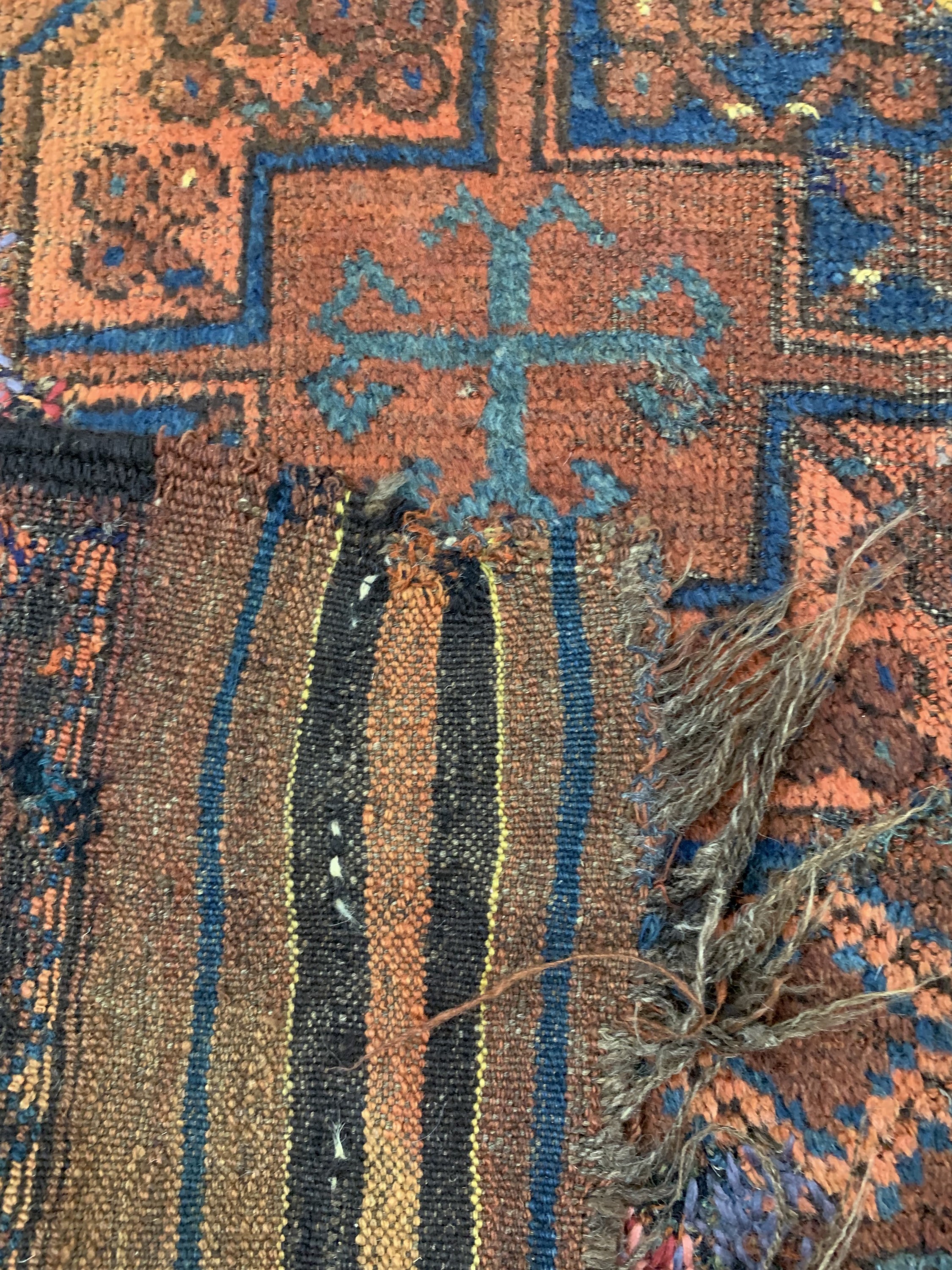 Detail h: Ersari"Hauptteppich"antik, Turkmenistan, 19.Jhd, Wolle auf Wolle, ca. 290 x 195 cm, EHZ: 4, (mehrere geflickte Stellen).