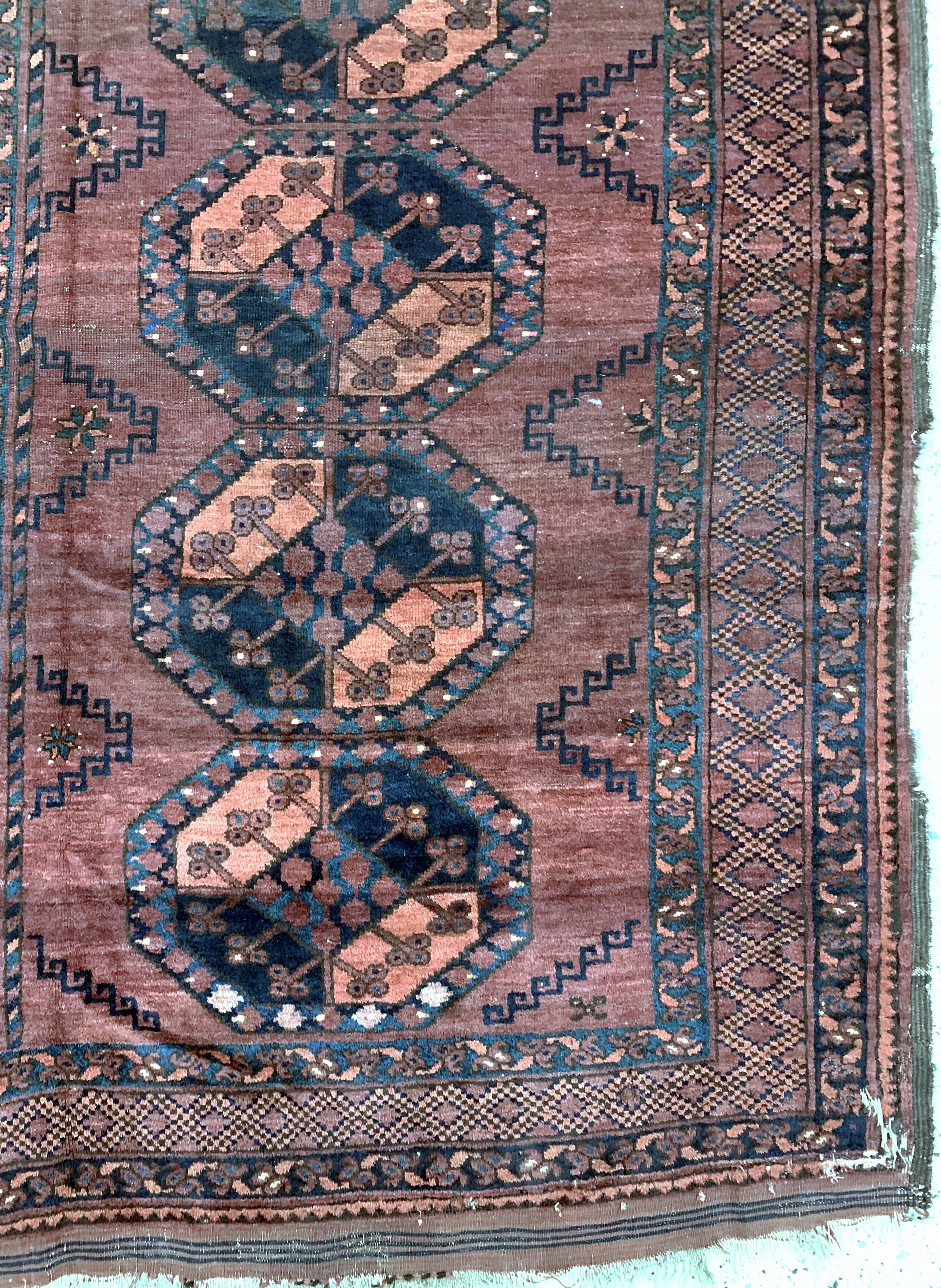 Detail a: Ersari"Hauptteppich"antik, Turkmenistan, 19.Jhd, Wolle auf Wolle, ca. 350 x 305 cm, EHZ: 3-4