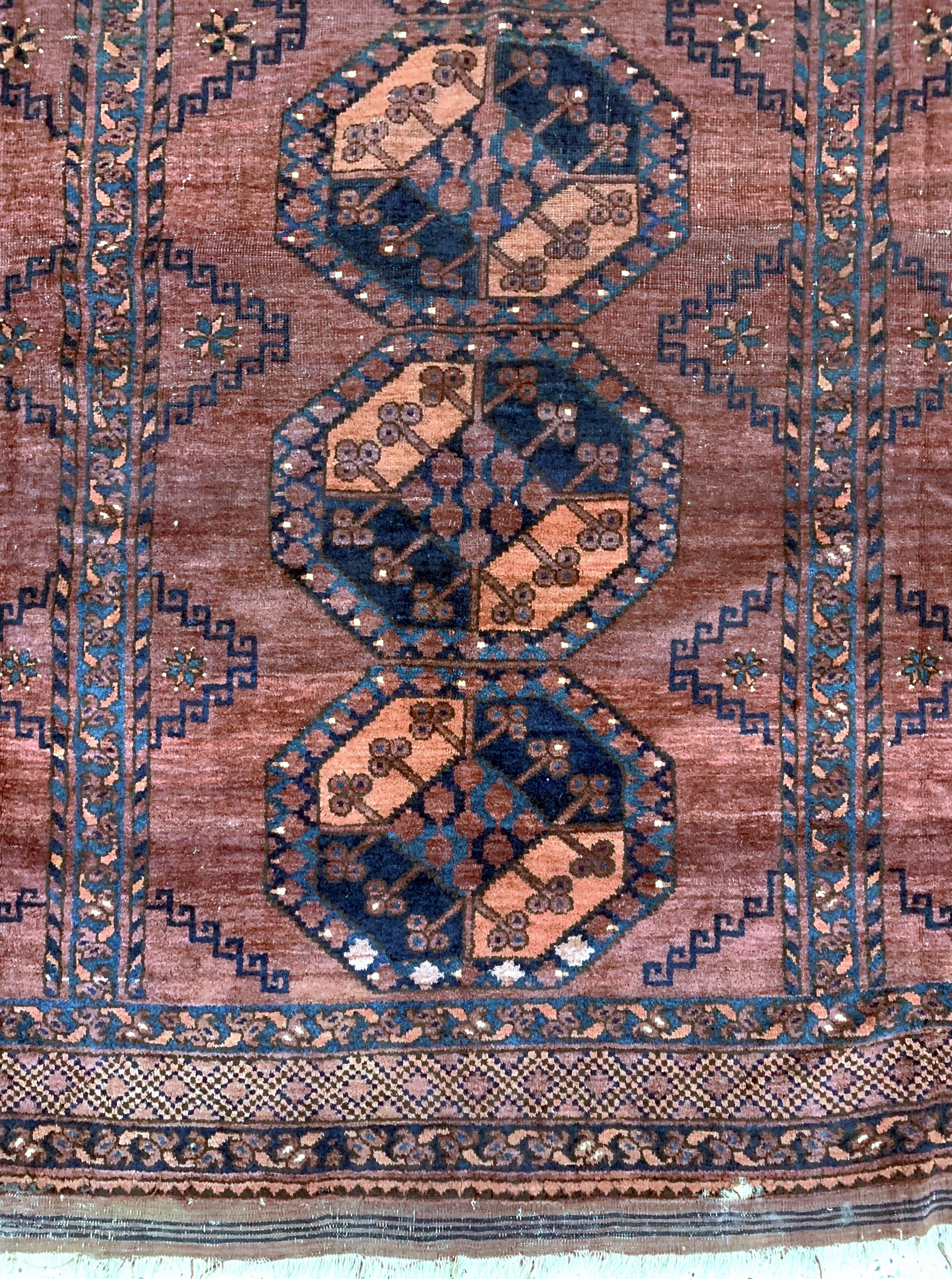 Detail b: Ersari"Hauptteppich"antik, Turkmenistan, 19.Jhd, Wolle auf Wolle, ca. 350 x 305 cm, EHZ: 3-4