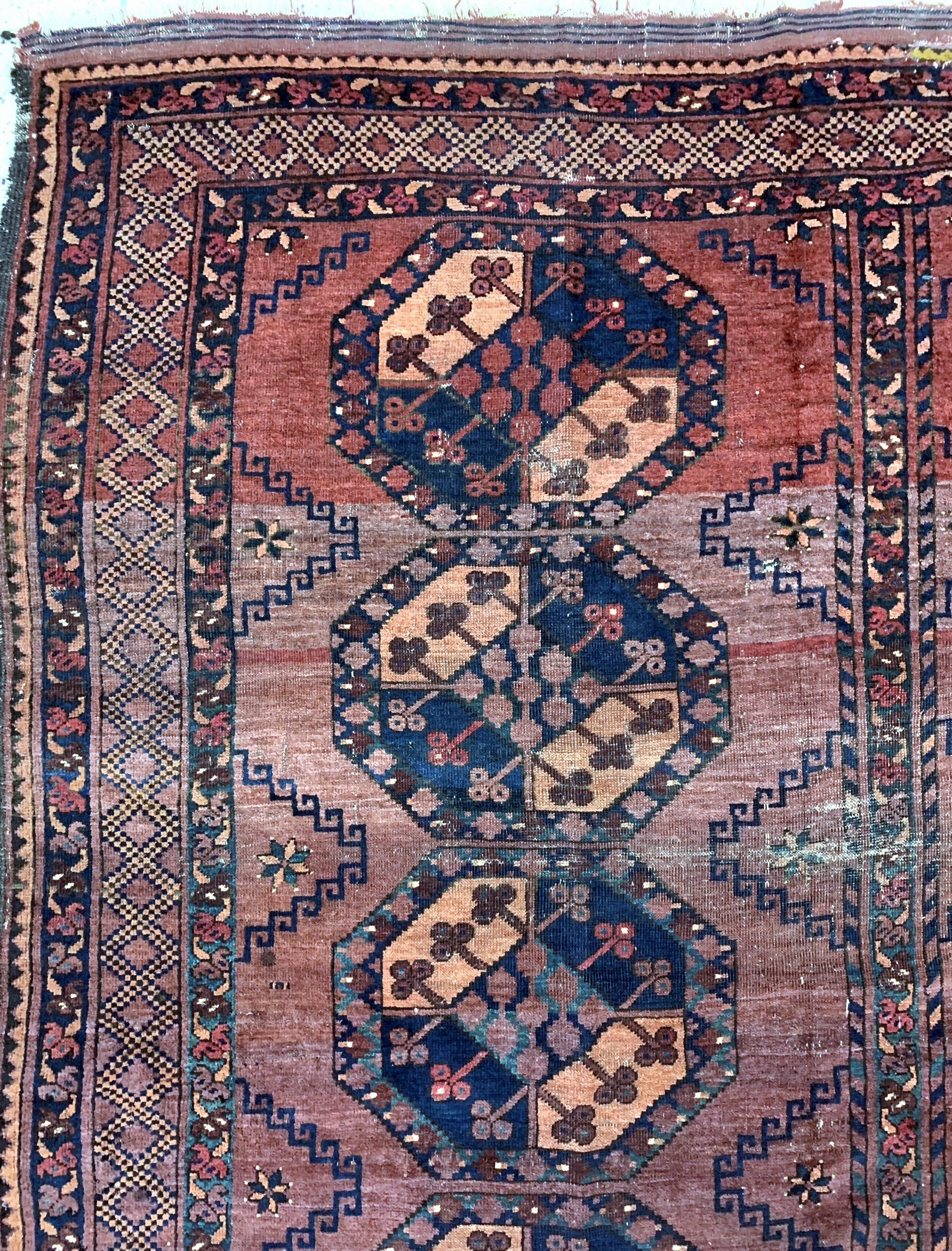 Detail d: Ersari"Hauptteppich"antik, Turkmenistan, 19.Jhd, Wolle auf Wolle, ca. 350 x 305 cm, EHZ: 3-4