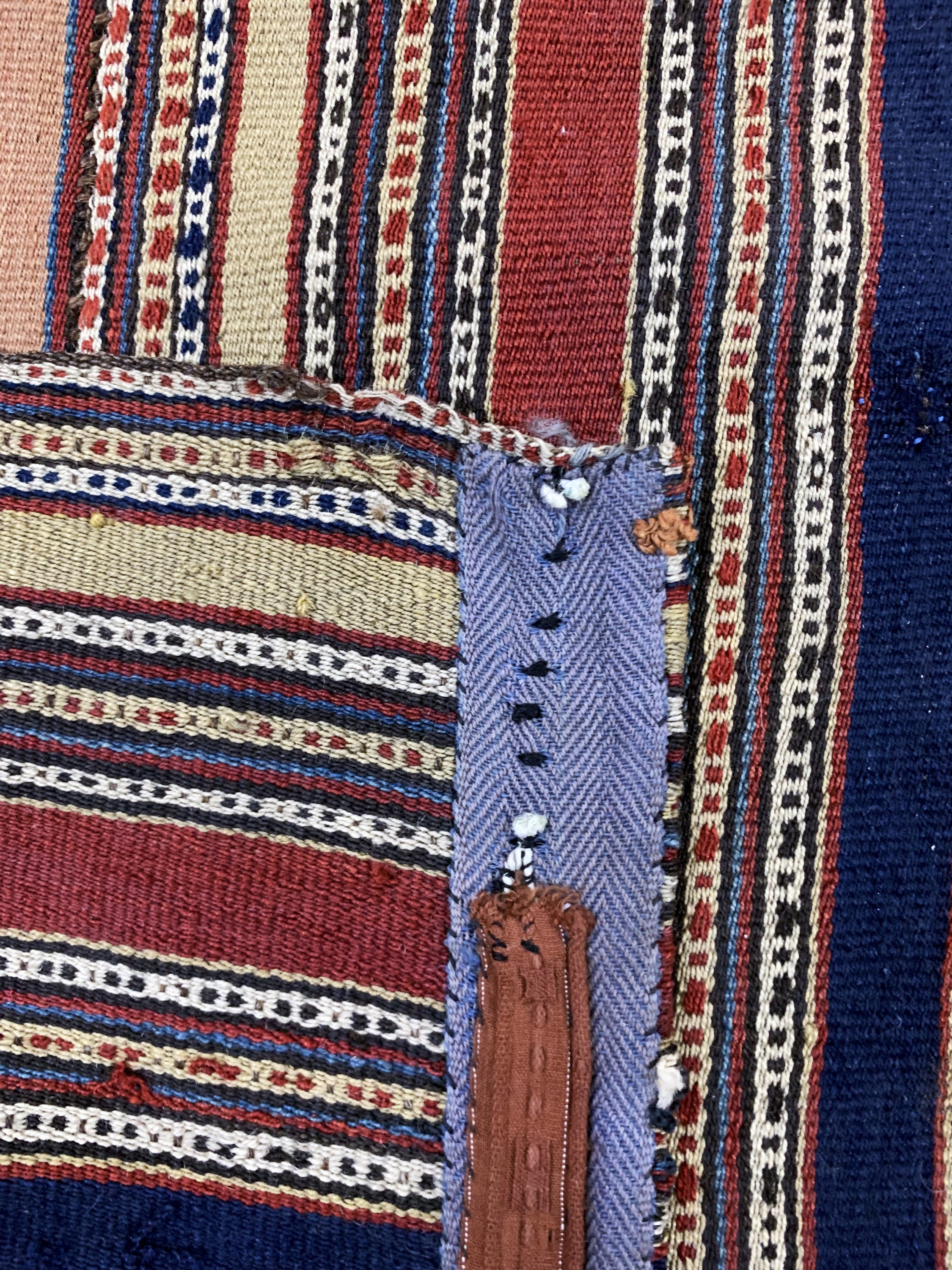Detail e: Djajim"Nomaden-Decke", Persien, Anfang 20.Jhd, Wolle auf Wolle, ca. 164 x 156 cm, Reinigungsbedürftig, EHZ: 2, (6 Bahnig)