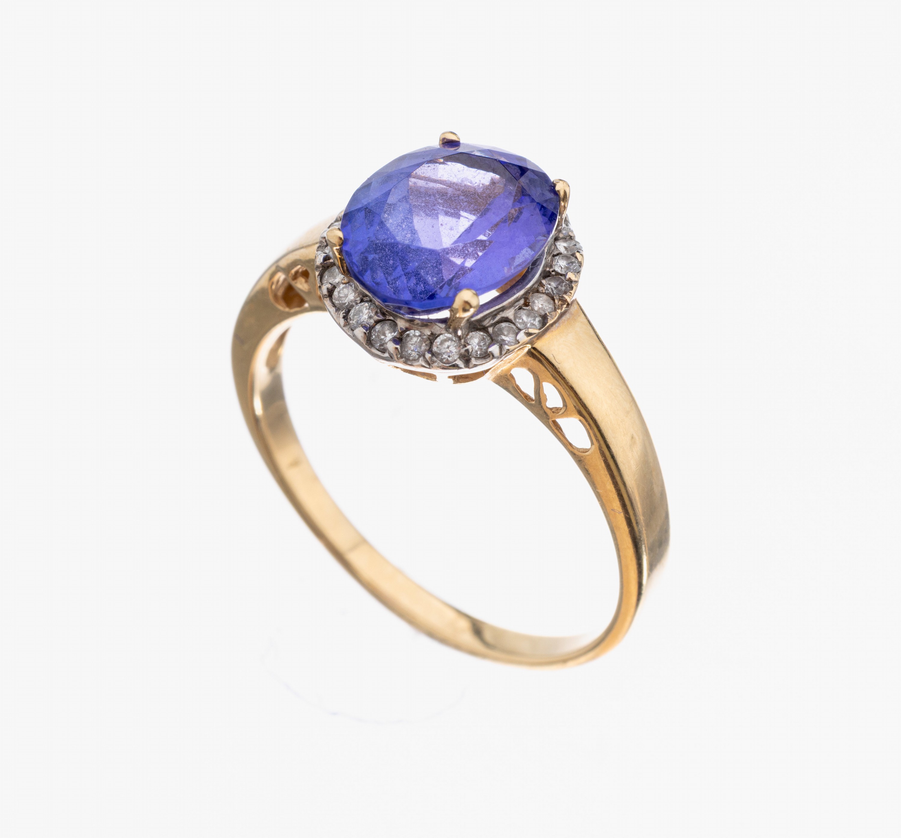 14 kt Gold Tansanit-Saphir-Ring, GG/WG 585/000, ovalfacett. Tansanit ca. 3.0 ct, umgeben von rundfacett. weißen Saphiren zus. ca. 0.35 ct, RW 60, ...