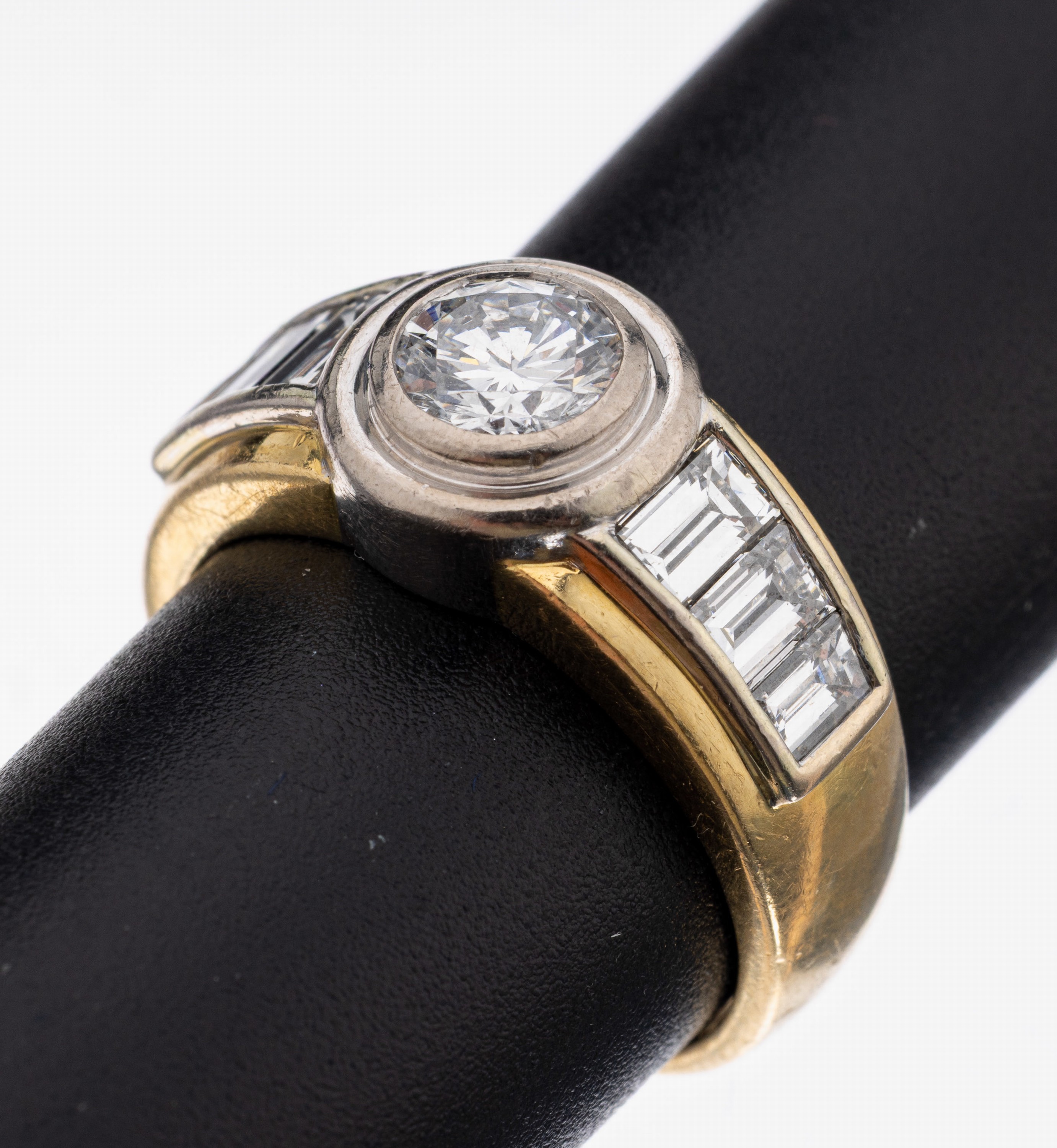 18 kt Gold Diamant-Ring, GG/WG 750/000, Brillant ca. 0.79 ct feines Weiß/vs-si, 6 Diamant-Baguettes zus. ca. 1.54 ct Weiß/vs- si, RW 56, ca. 7.3 g