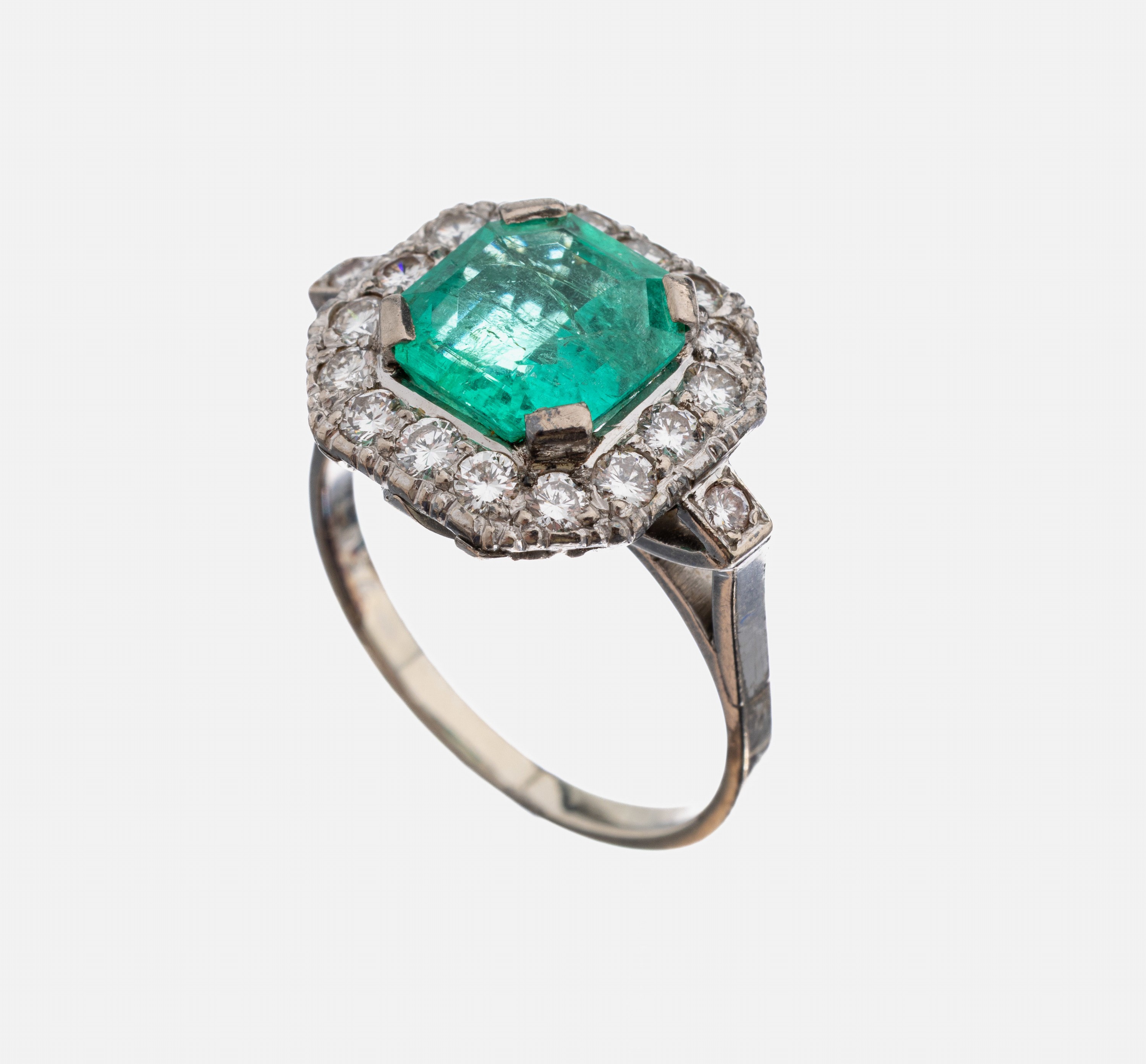 18 kt Gold Smaragd-Diamant-Ring, 1920er Jahre, WG 750/000, oktagonal facett. Smaragd ca. 3.0 ct, schöne Farbe, umgeben von Diamanten zus. ca. 1.0 ct ...
