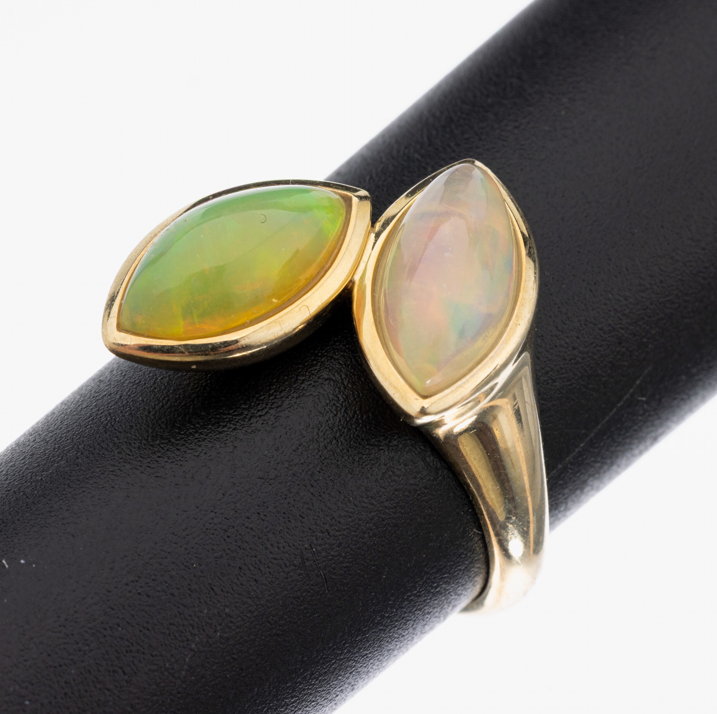9 kt Gold Opal-Ring, GG 375/000, 2 Opal-Cabochons in Navetteform zus. ca. 2.0 ct, total ca. 5.1 g, RW 59