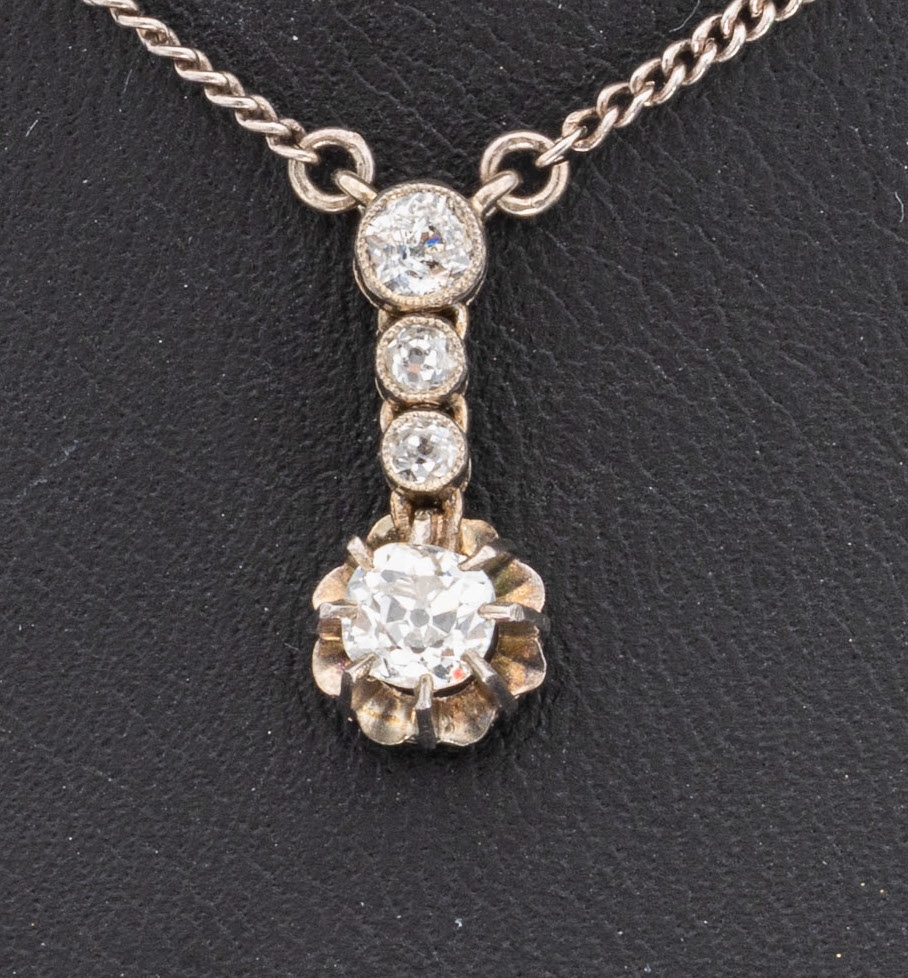 Detail a: Platin Diamant-Collier, um 1900, Pt gepr., 4 Altschliffdiamanten zus. ca. 0.55 ct Weiß/si, Kette sek., L. ca. 46 cm, ca. 3.5 g, Federringschließe