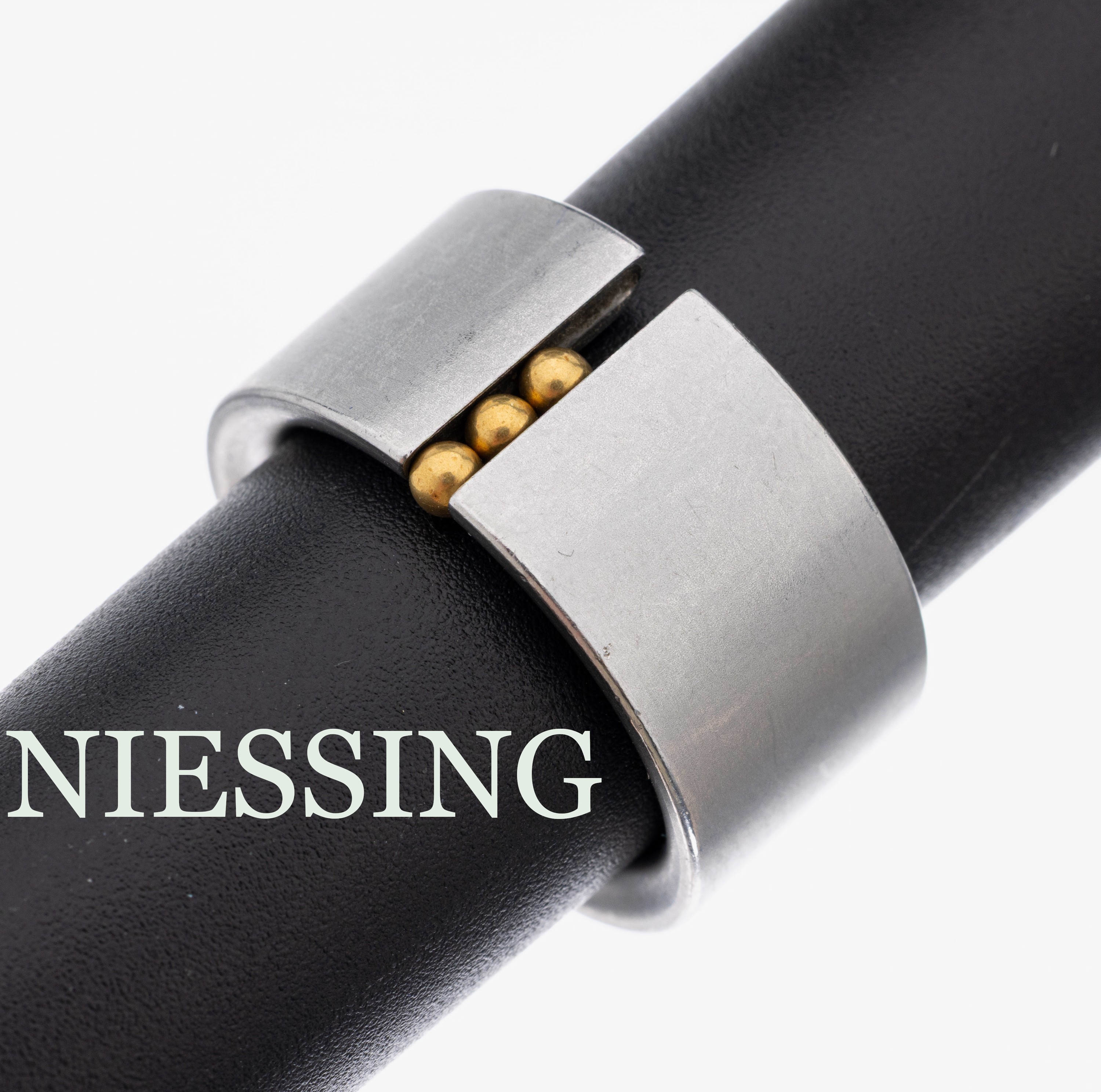 NIESSING Ring, Stahl, Modell Abakus EXPO 2000, 3 bewegl. Kugeln vergoldet, B ca. 1 cm, RW 59