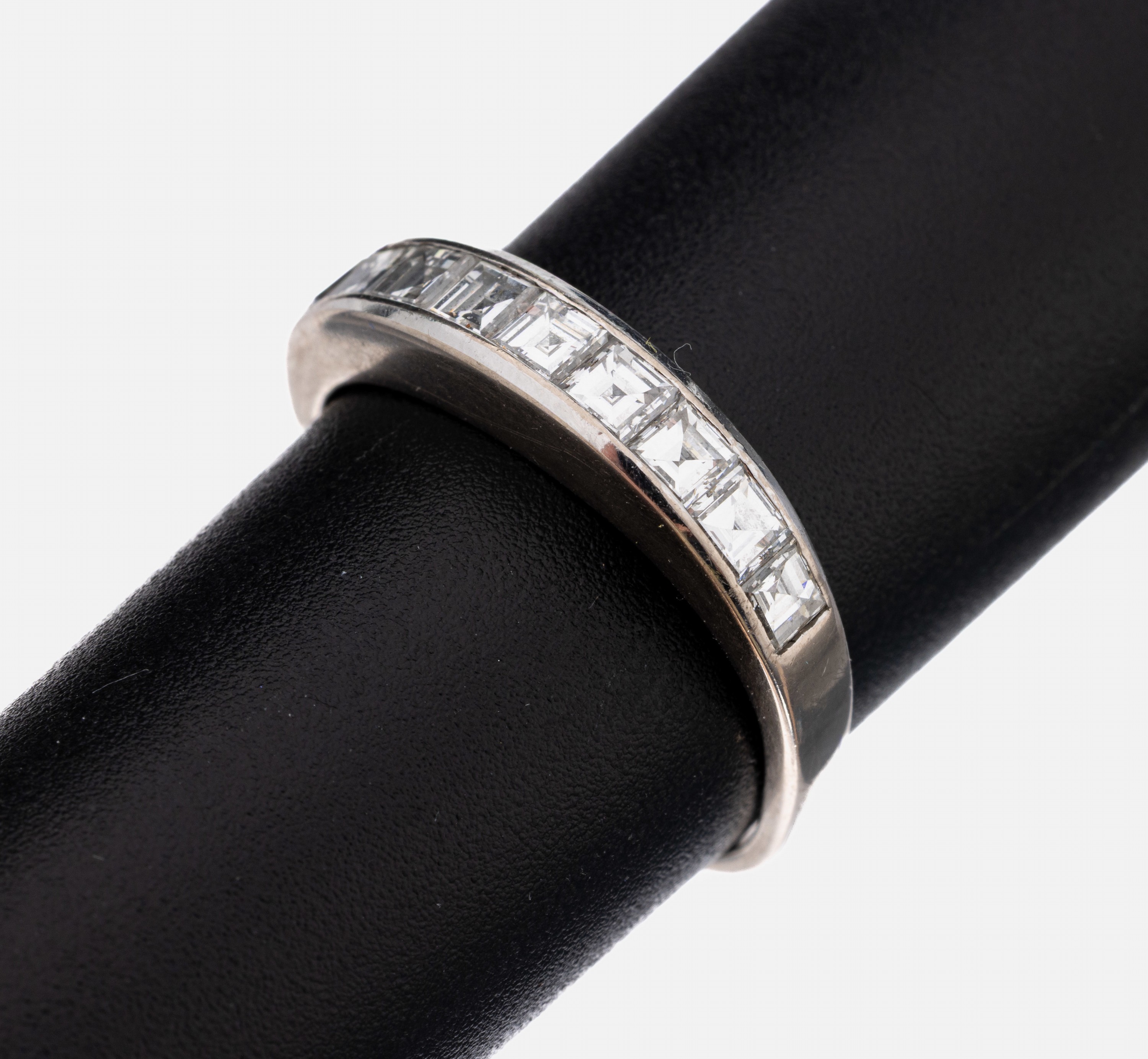 18 kt Gold Diamant-Ring, WG 750/000, Diamant-Carrees zus. ca. 1.0 ct feines Weiß-Weiß/vs-si, RW 53, ca. 3.6 g