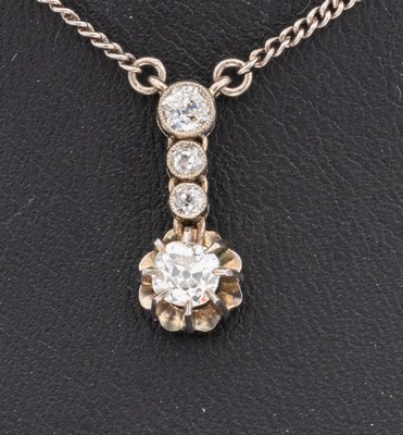 26948381a - Platin Diamant-Collier, um 1900, Pt gepr., 4 Altschliffdiamanten zus. ca. 0.55 ct ...