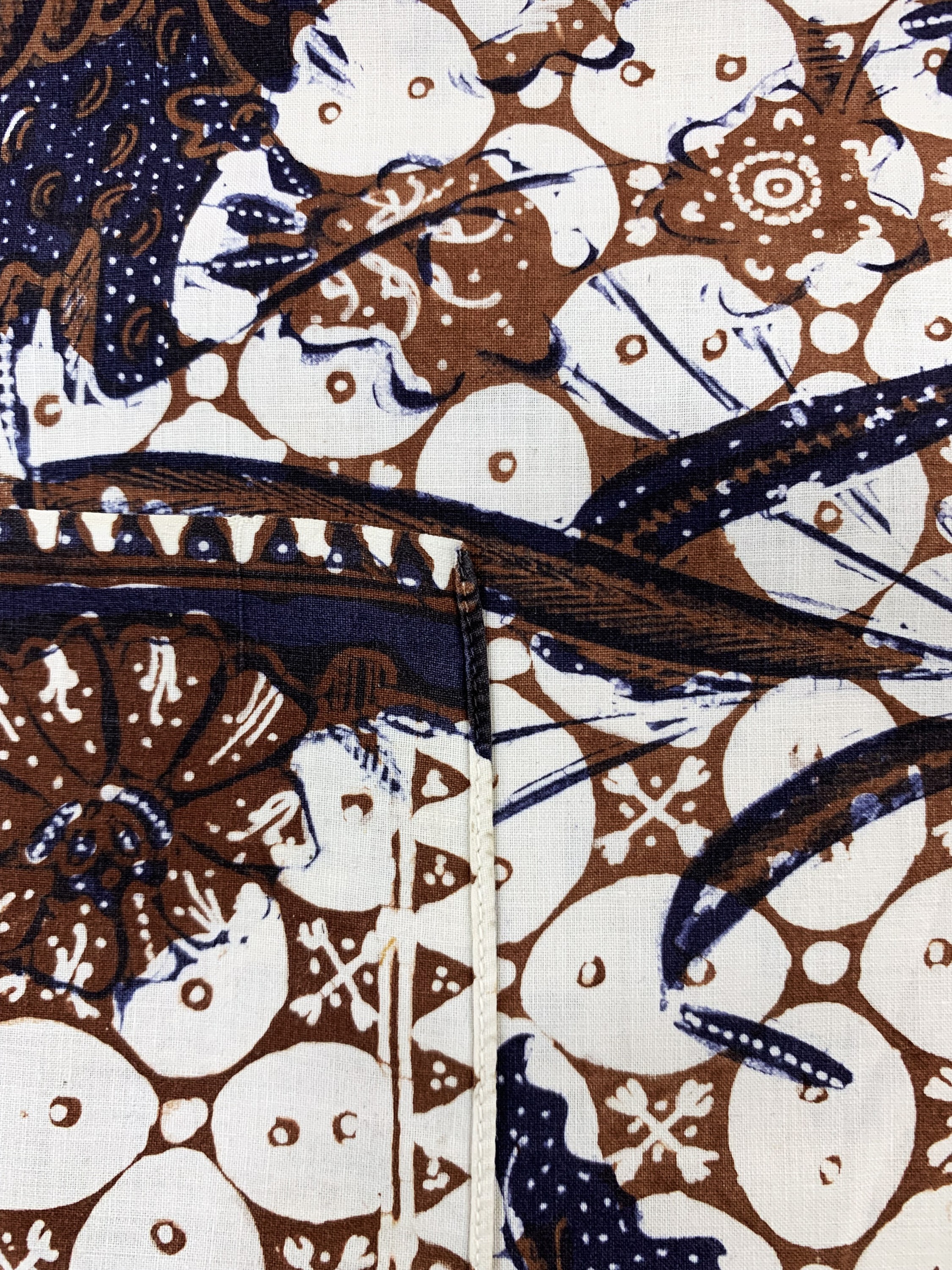 Detail e: Kain Panjang, Java Indonesien, Mitte 20.Jhd, handgezeichnete Batik, ca. 255 x 105 cm, EHZ: 1-2