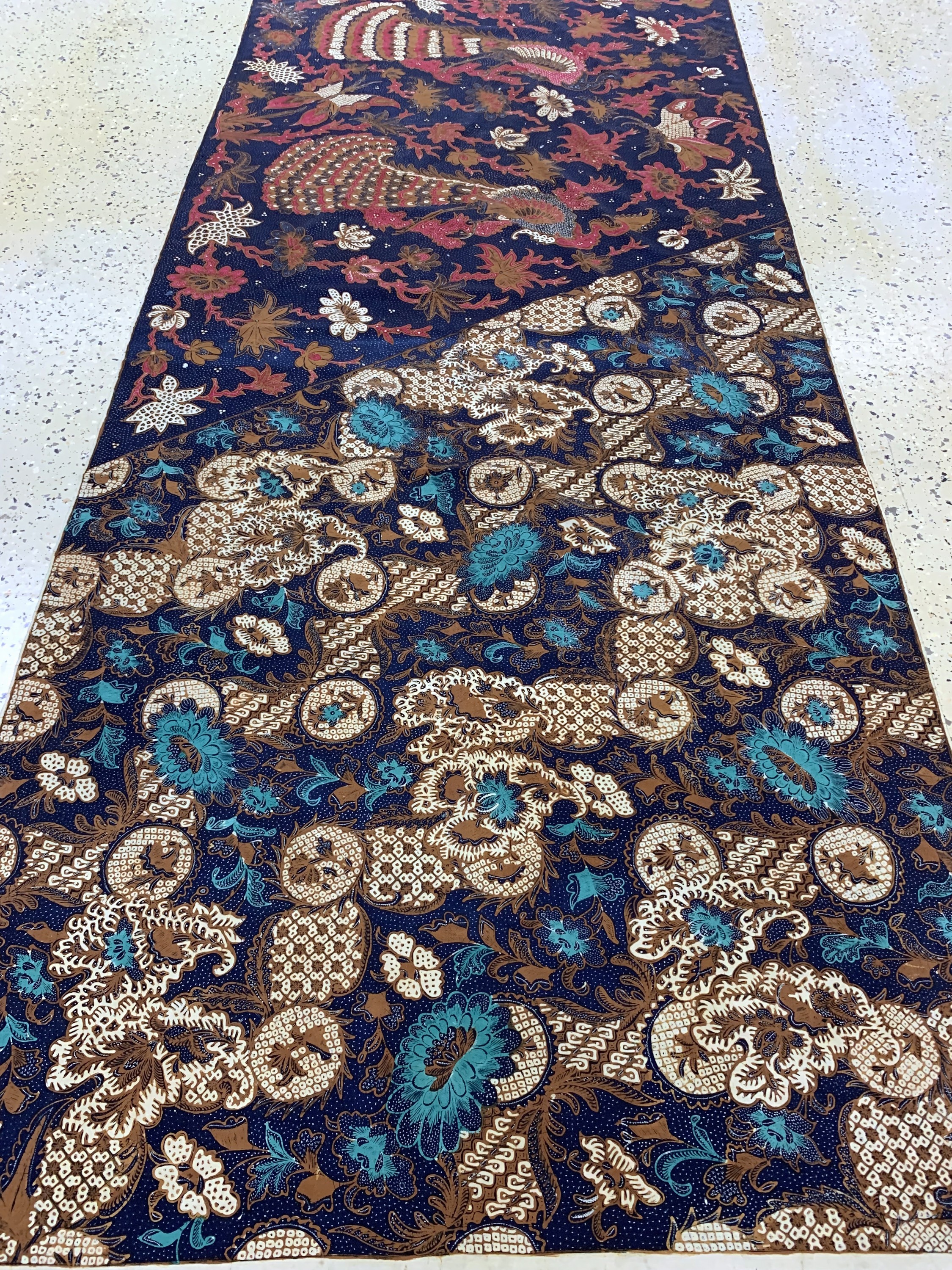 Kain Panjang, Java Indonesien, Mitte 20.Jhd, Handgezeichnete Batik, ca. 244 x 107 cm, EHZ: 2, (kleine Löcher)
