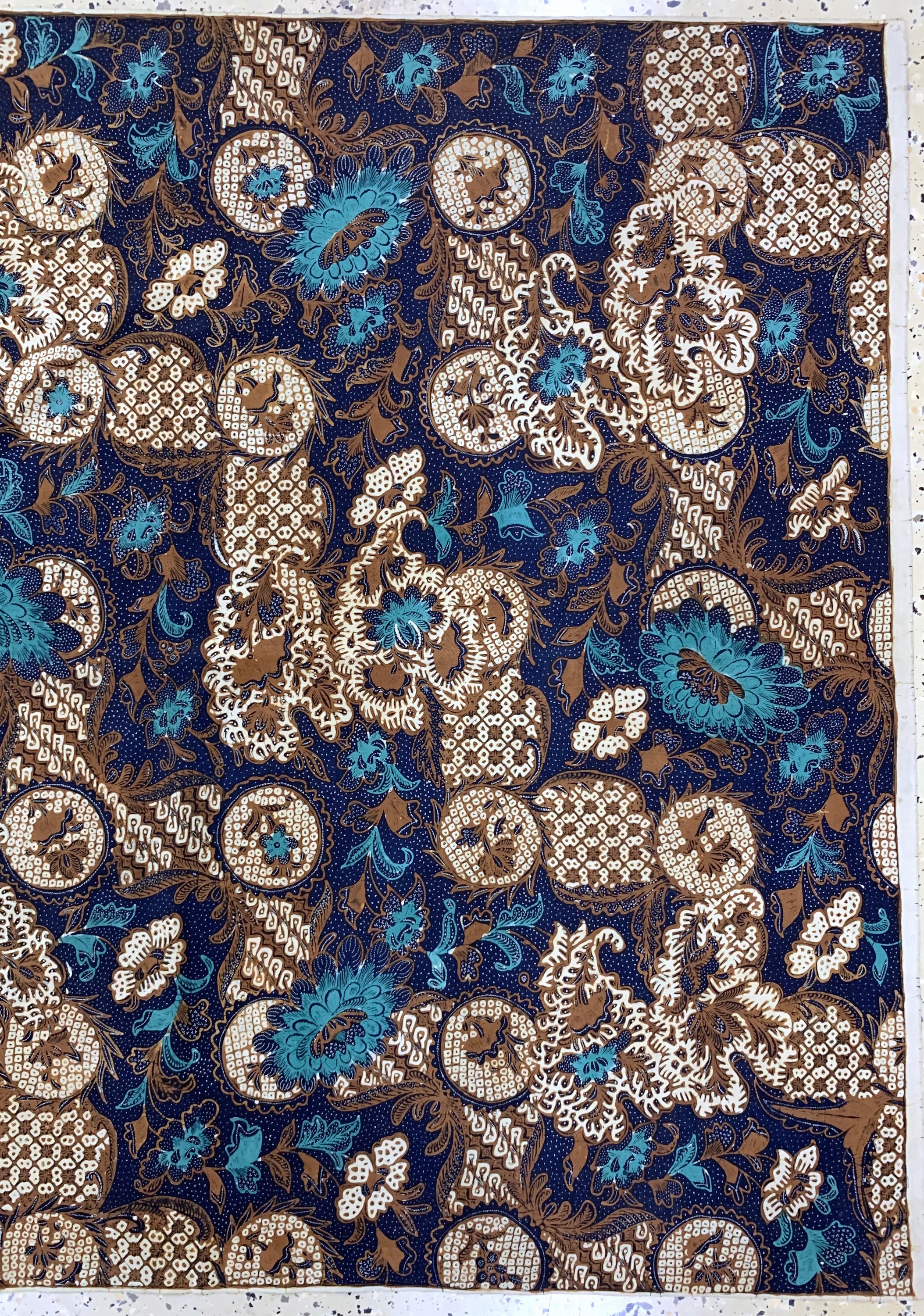 Detail c: Kain Panjang, Java Indonesien, Mitte 20.Jhd, Handgezeichnete Batik, ca. 244 x 107 cm, EHZ: 2, (kleine Löcher)