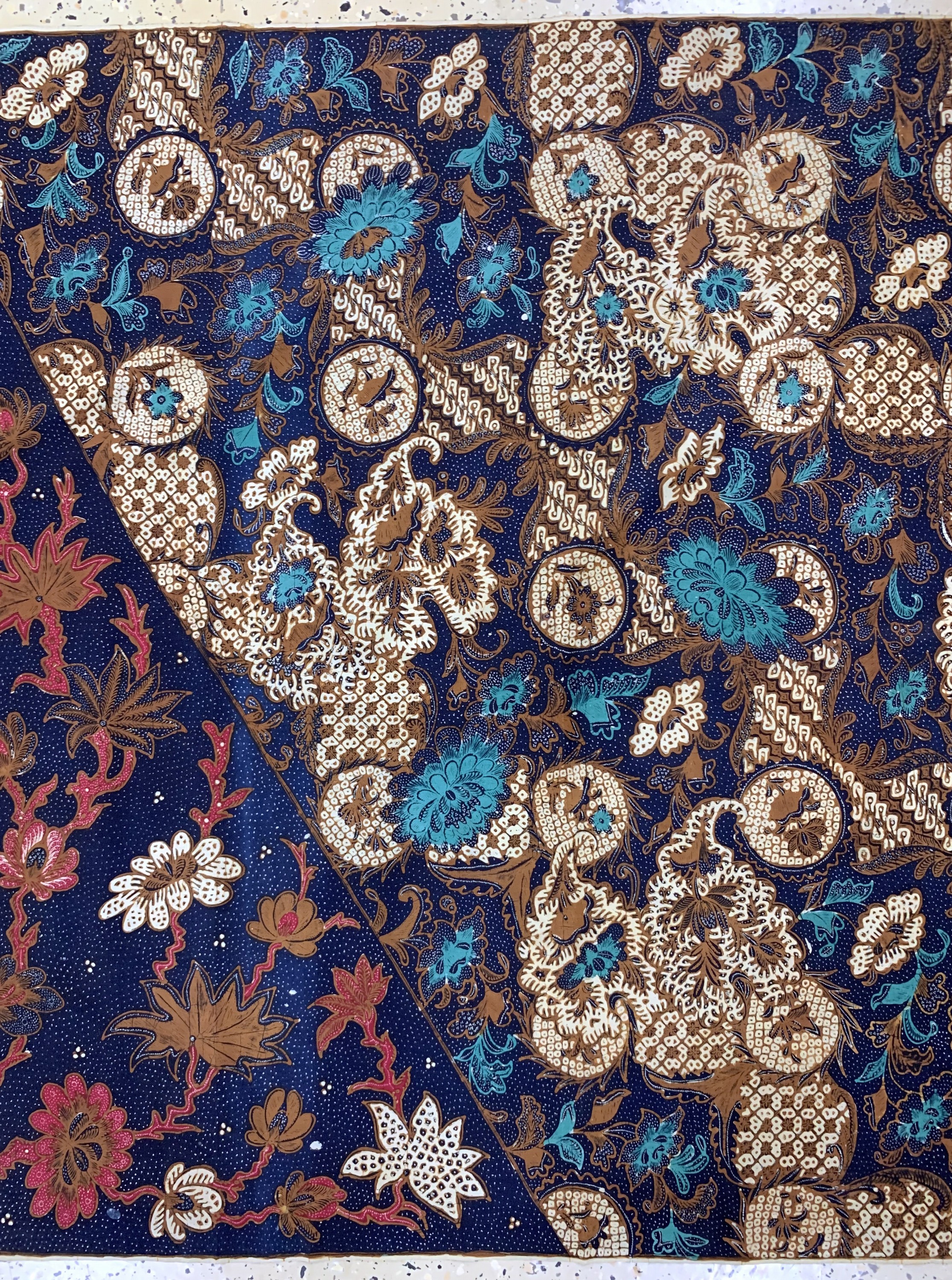 Detail d: Kain Panjang, Java Indonesien, Mitte 20.Jhd, Handgezeichnete Batik, ca. 244 x 107 cm, EHZ: 2, (kleine Löcher)
