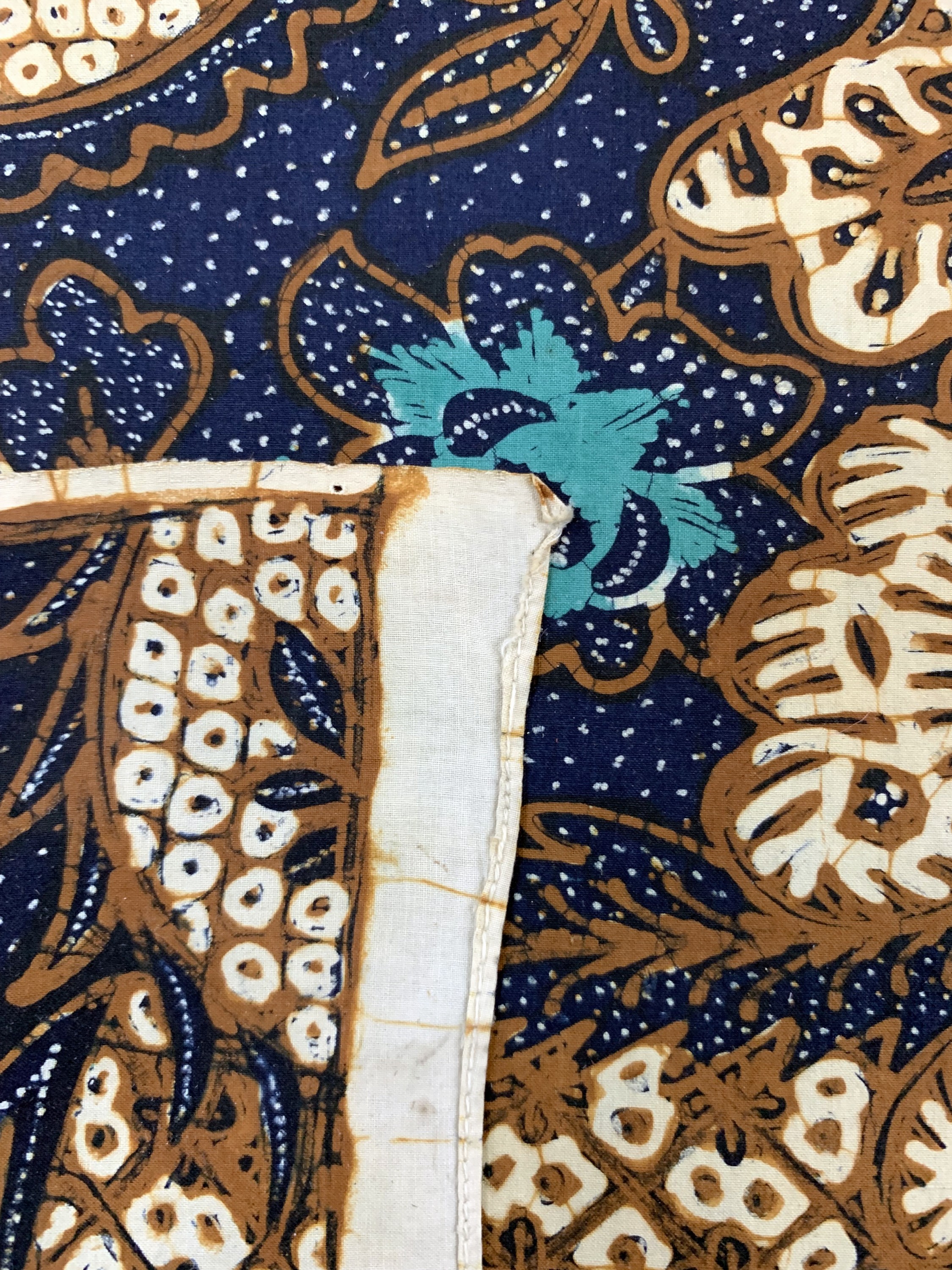 Detail e: Kain Panjang, Java Indonesien, Mitte 20.Jhd, Handgezeichnete Batik, ca. 244 x 107 cm, EHZ: 2, (kleine Löcher)