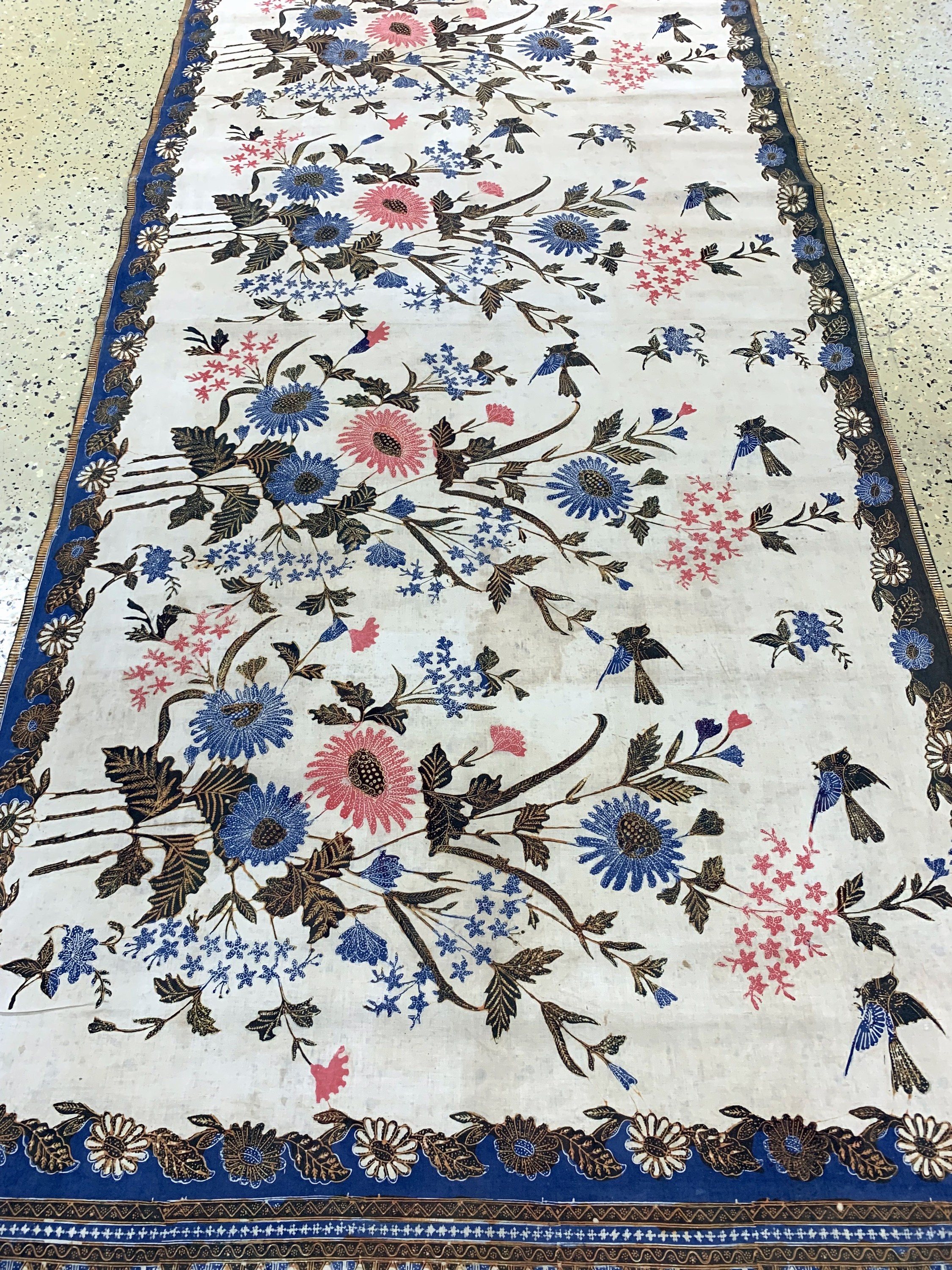 Kain Panjang, Java Indonesien, Mitte 20.Jhd, Handgezeichnete Batik, ca. 217 x 102 cm, Reinigungsbedürftig, EHZ: 2