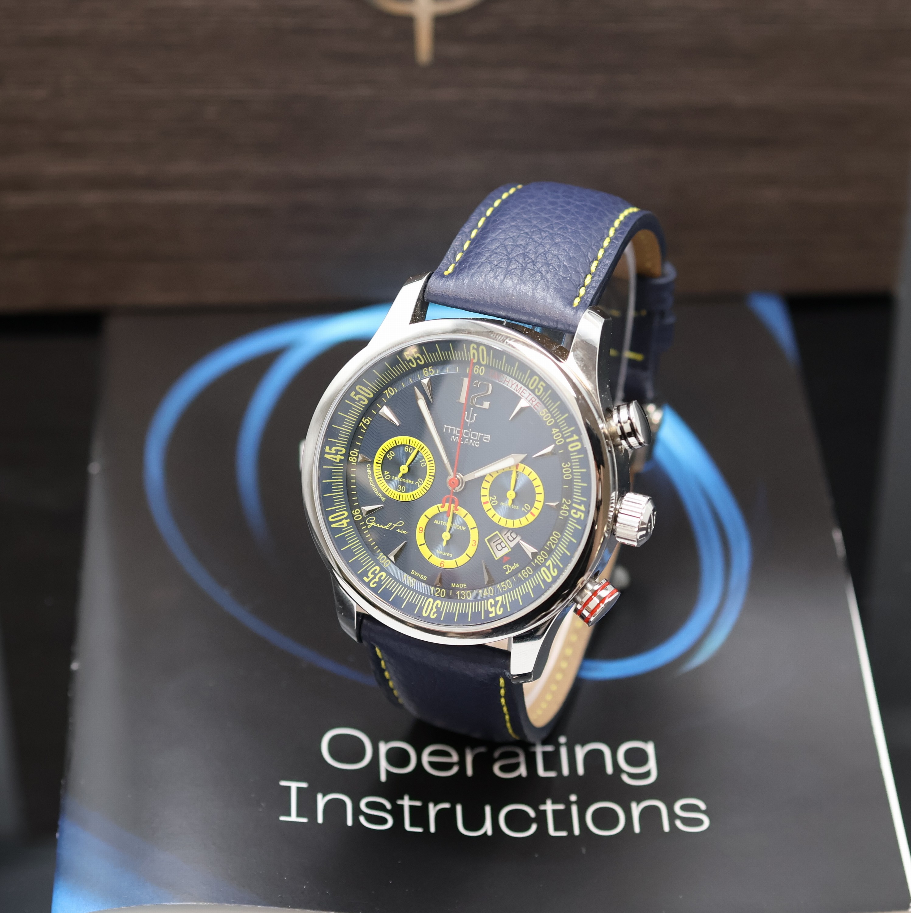 MODORA Milano Grand Prix Armbandchronograph,Automatik, Schweiz um 2020, beids. vergl. Edelstahlgeh. inkl. orig. Lederband m. orig. Faltschl., Boden ...