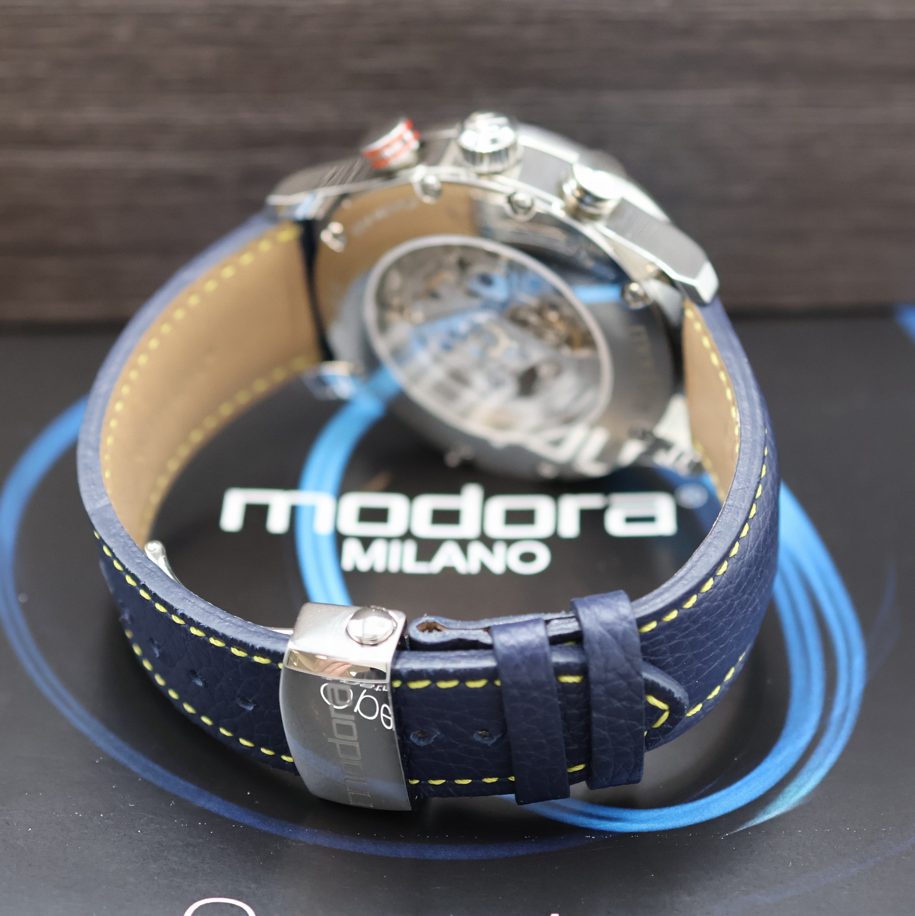 Detail b: MODORA Milano Grand Prix Armbandchronograph,Automatik, Schweiz um 2020, beids. vergl. Edelstahlgeh. inkl. orig. Lederband m. orig. Faltschl., Boden ...