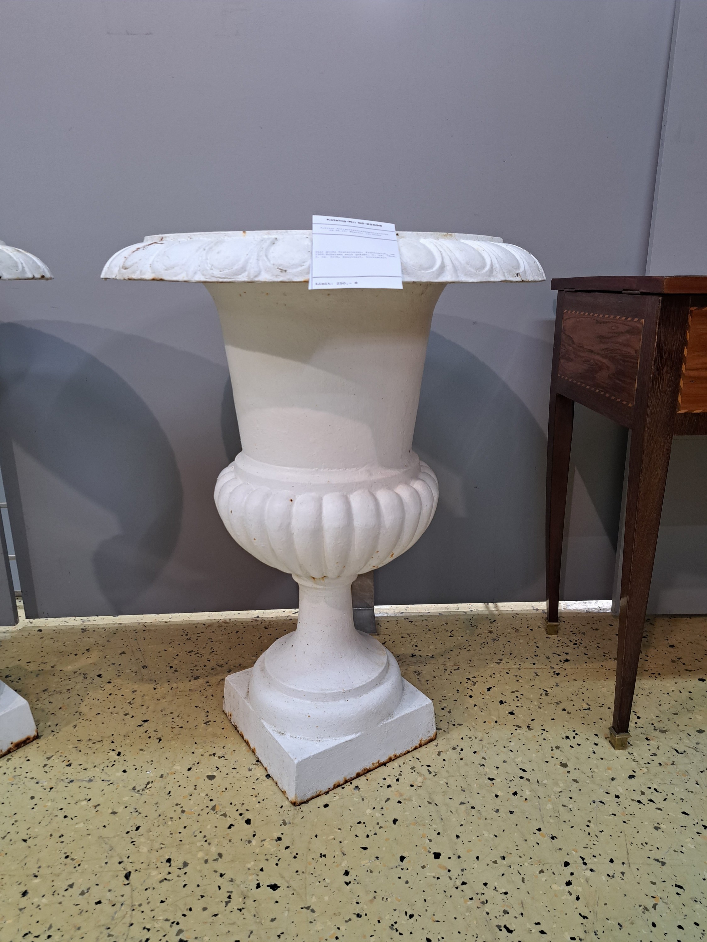 Detail a: Paar große Kratervasen, Frankreich, um 1900,Gußeisen weiß gefaßt, H. ca. 78cm, D. ca. 60cm, bewittert, korrodiert, Maße der Sockel 26 x 26cm