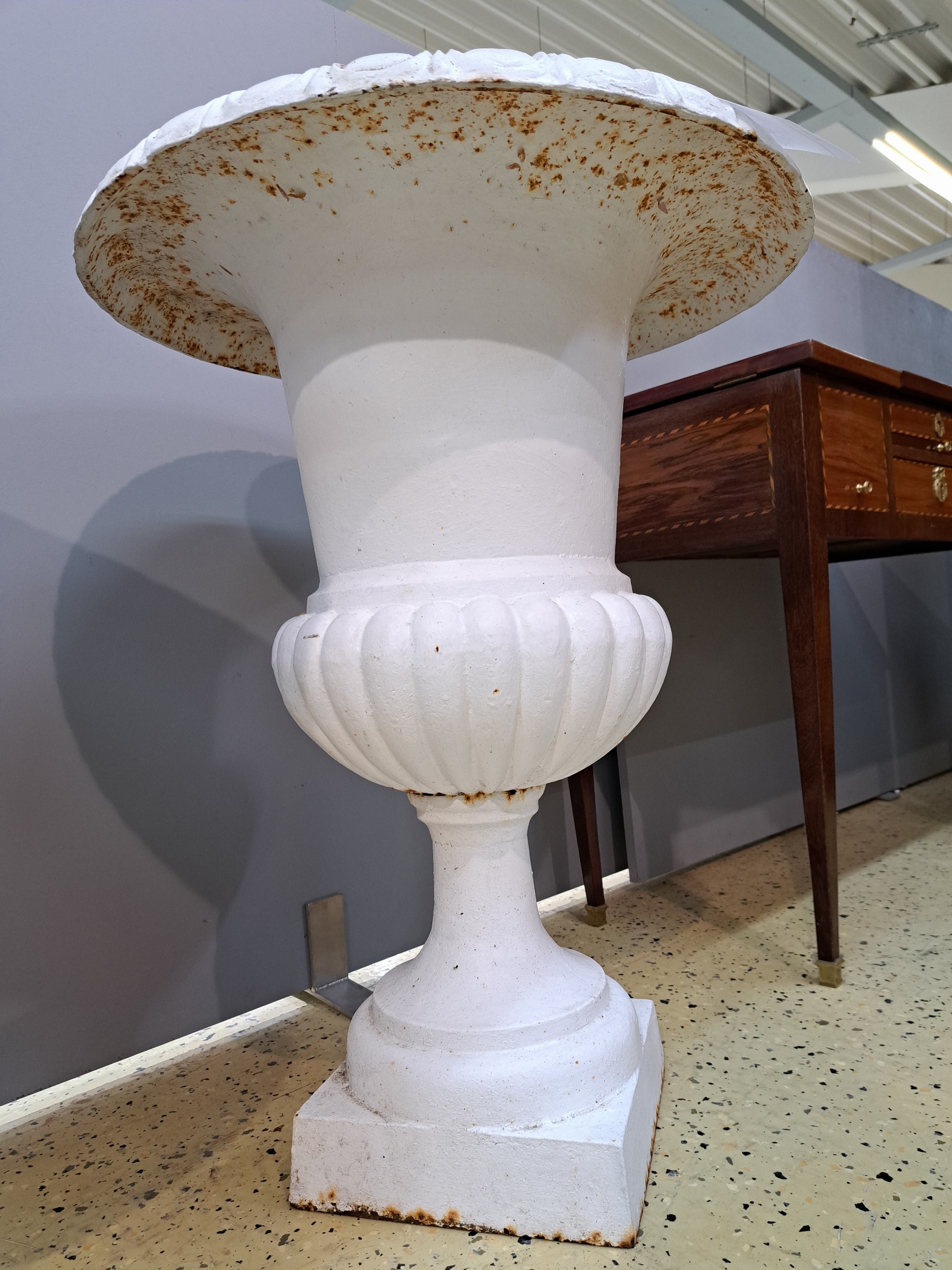Detail c: Paar große Kratervasen, Frankreich, um 1900,Gußeisen weiß gefaßt, H. ca. 78cm, D. ca. 60cm, bewittert, korrodiert, Maße der Sockel 26 x 26cm