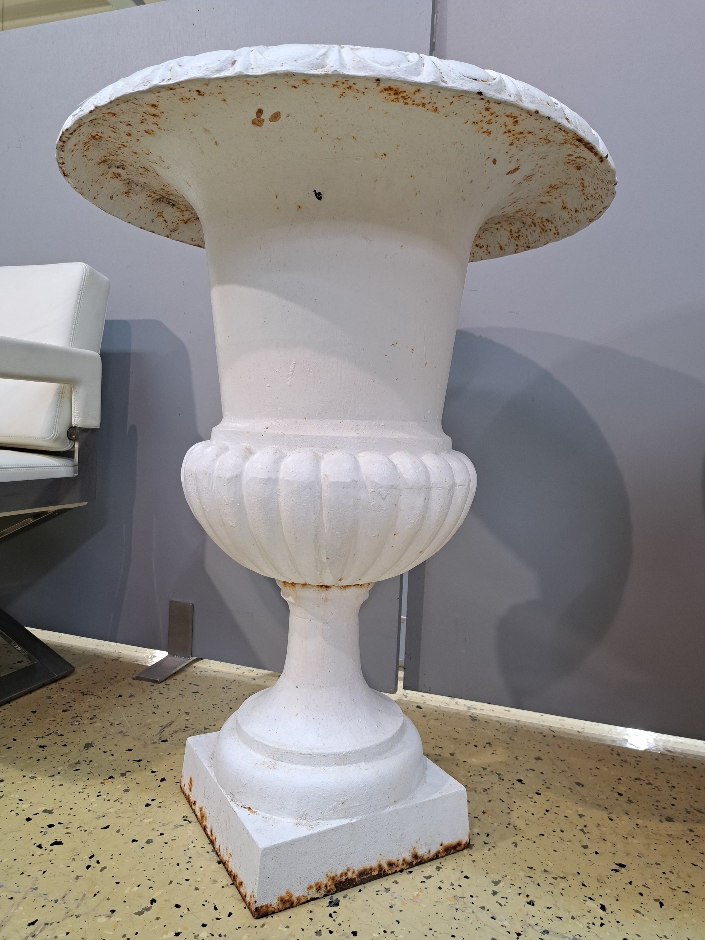 Detail d: Paar große Kratervasen, Frankreich, um 1900,Gußeisen weiß gefaßt, H. ca. 78cm, D. ca. 60cm, bewittert, korrodiert, Maße der Sockel 26 x 26cm