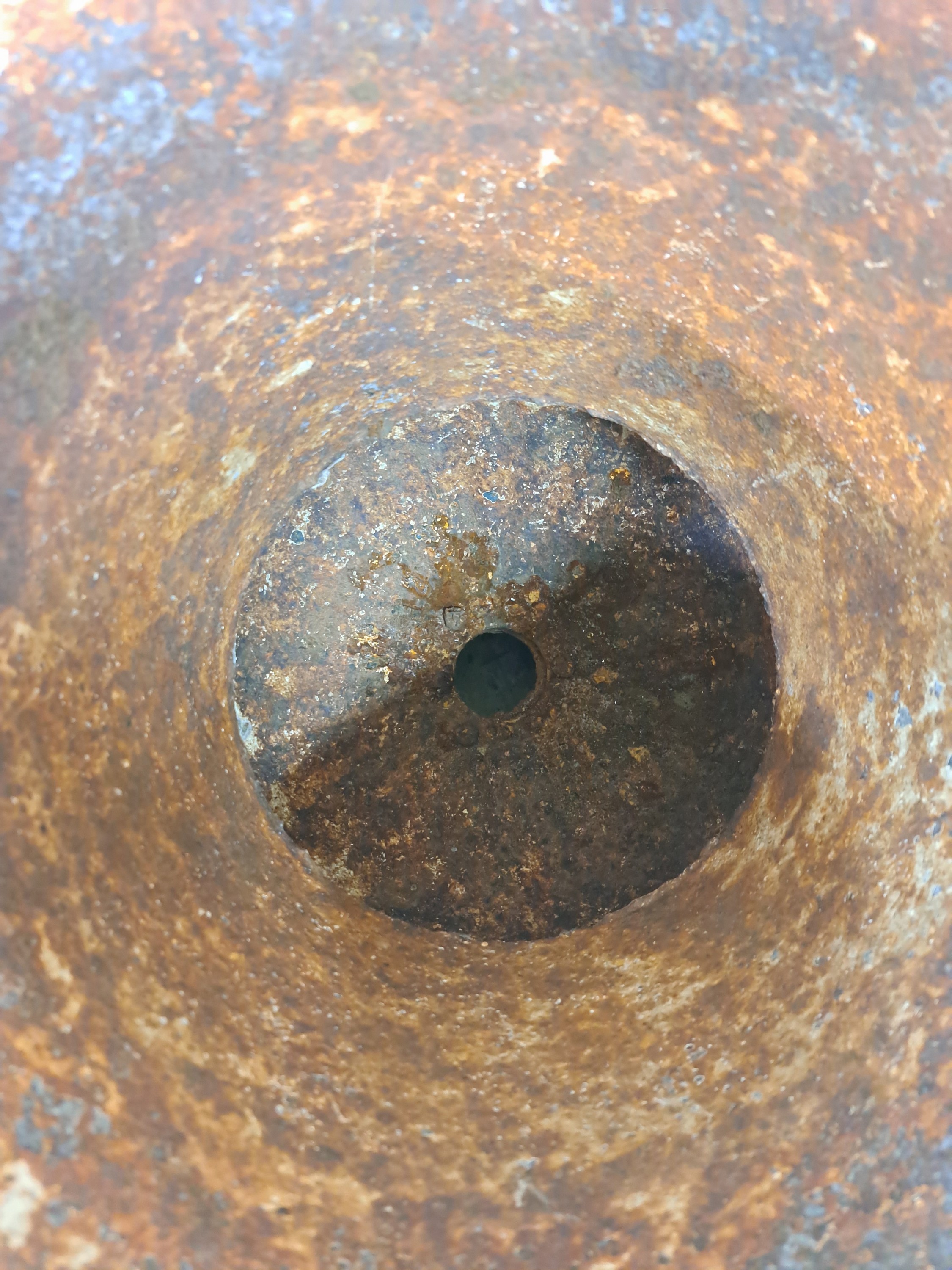 Detail h: Paar große Kratervasen, Frankreich, um 1900,Gußeisen weiß gefaßt, H. ca. 78cm, D. ca. 60cm, bewittert, korrodiert, Maße der Sockel 26 x 26cm