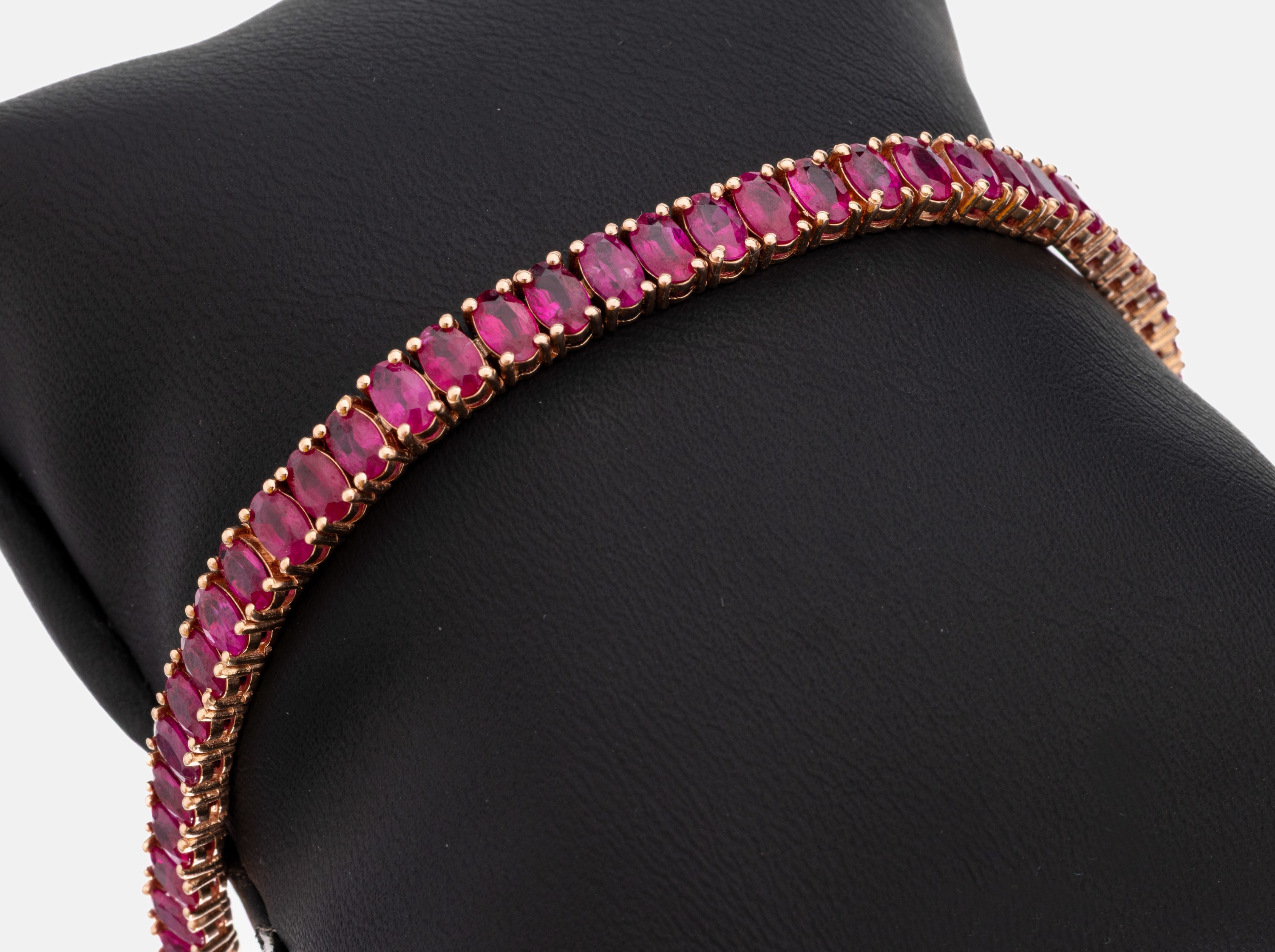 14 kt Gold Rubin-Armband, RG 585/000, ovalfacett. Rubine zus. ca. 14.33 ct, L. ca. 19 cm, Kastenschloss mit Sicherheitsbügel, ca.16.4 g