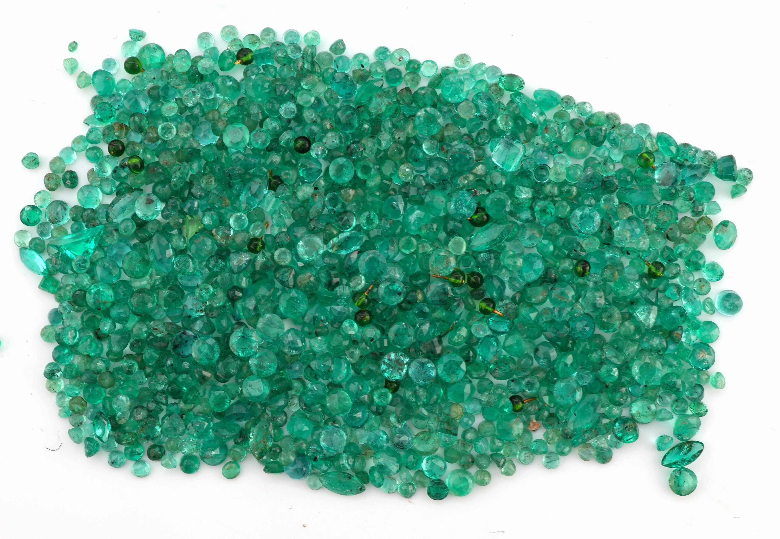 Lot lose Smaragde zus. ca. 50.4 ct, versch. Größen, Schliffformen und Qualitäten, Ausfassware