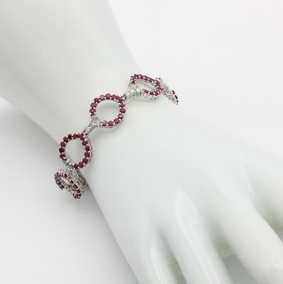 26948663b - Armband mit Rubinen und Diamanten, 925er Silber, runde Elemente, fac. Rubine (beh.) zus. ...
