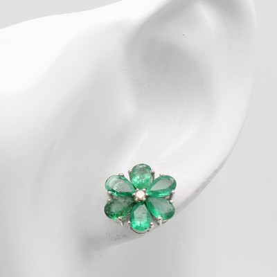 26948672a - Paar Ohrstecker "Blüten" mit Smaragden und Diamanten, 925er Silber, ...