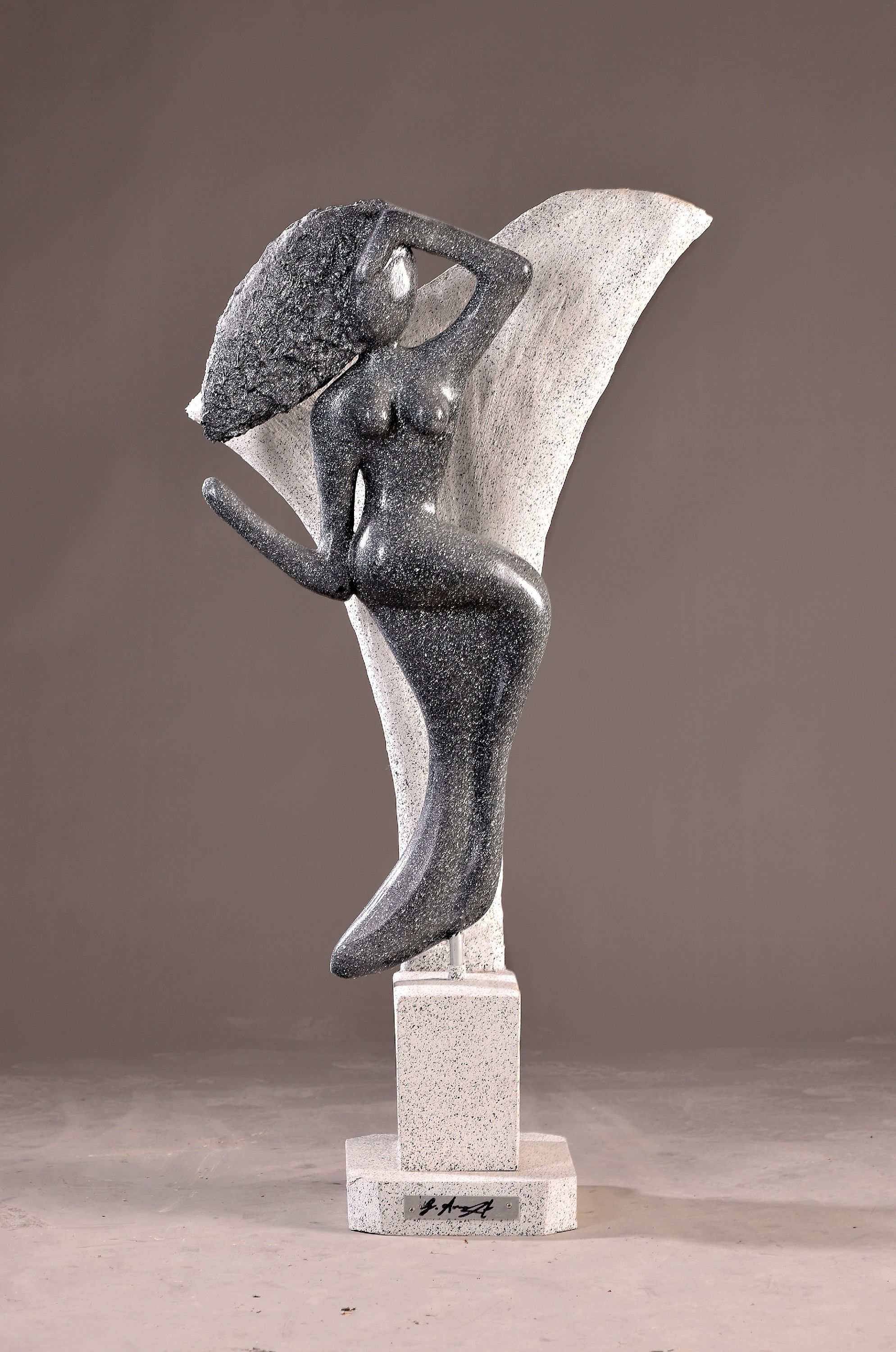 Detail k: Gustav Armbrust, geb. 1951 Schwetzingen, Ohne Titel, zweiteilige Skulptur aus Holz und Metall, gespachtelt und weiß bzw. dunkelgrau gefaßt, sign., ...