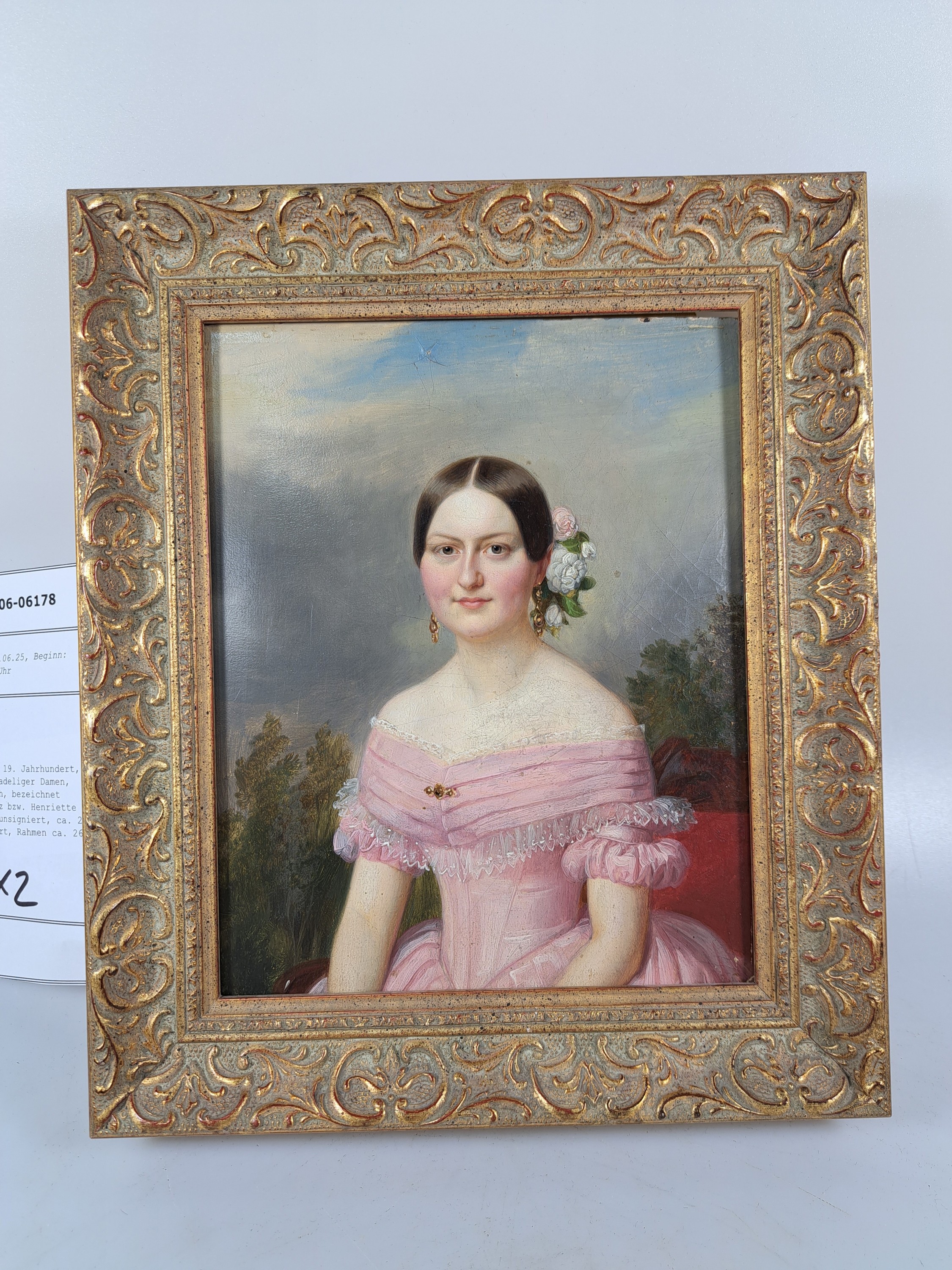 Detail r: Unbekannter Künstler, 19. Jahrhundert, zwei Porträts junger adeliger Damen, rückseitig unleserlich, bezeichnet Albertine.... Lüderitz bzw. ...
