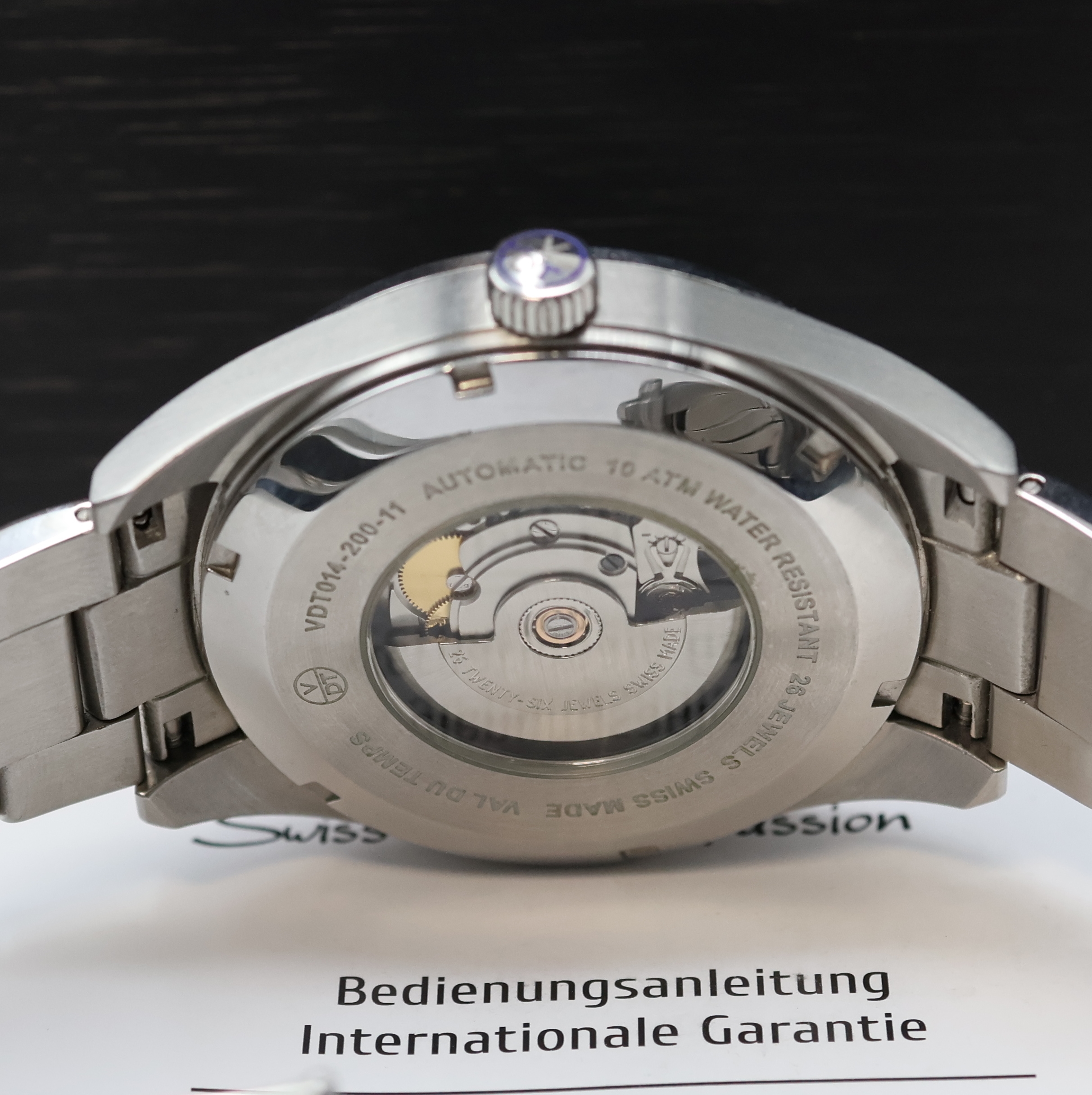 Detail d: VAL DU TEMPS Herrenarmbanduhr Palm Beach, Automatik, Schweiz um 2020, beids. vergl. Edelstahlgeh. inkl. Gliederband m. Faltschl., Boden und Krone ...