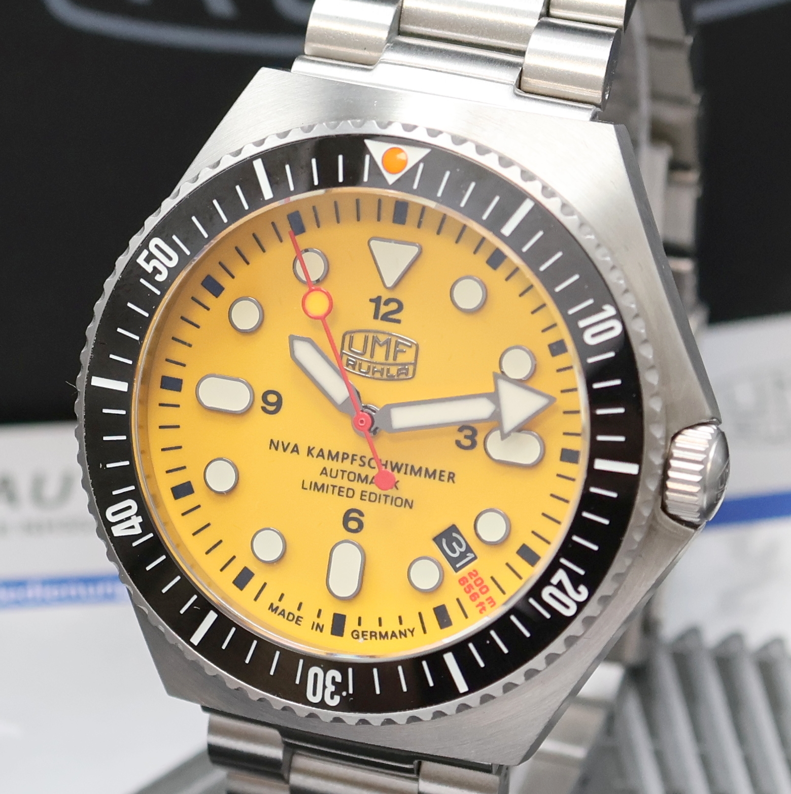 Detail a: UMF RUHLA auf 499 Stück limitierte Armbanduhr NVA-Kampfschwimmer Referenz 198-5, Automatik, Deutschland/Japan um 2024, Edelstahlgeh. inkl. orig. ...